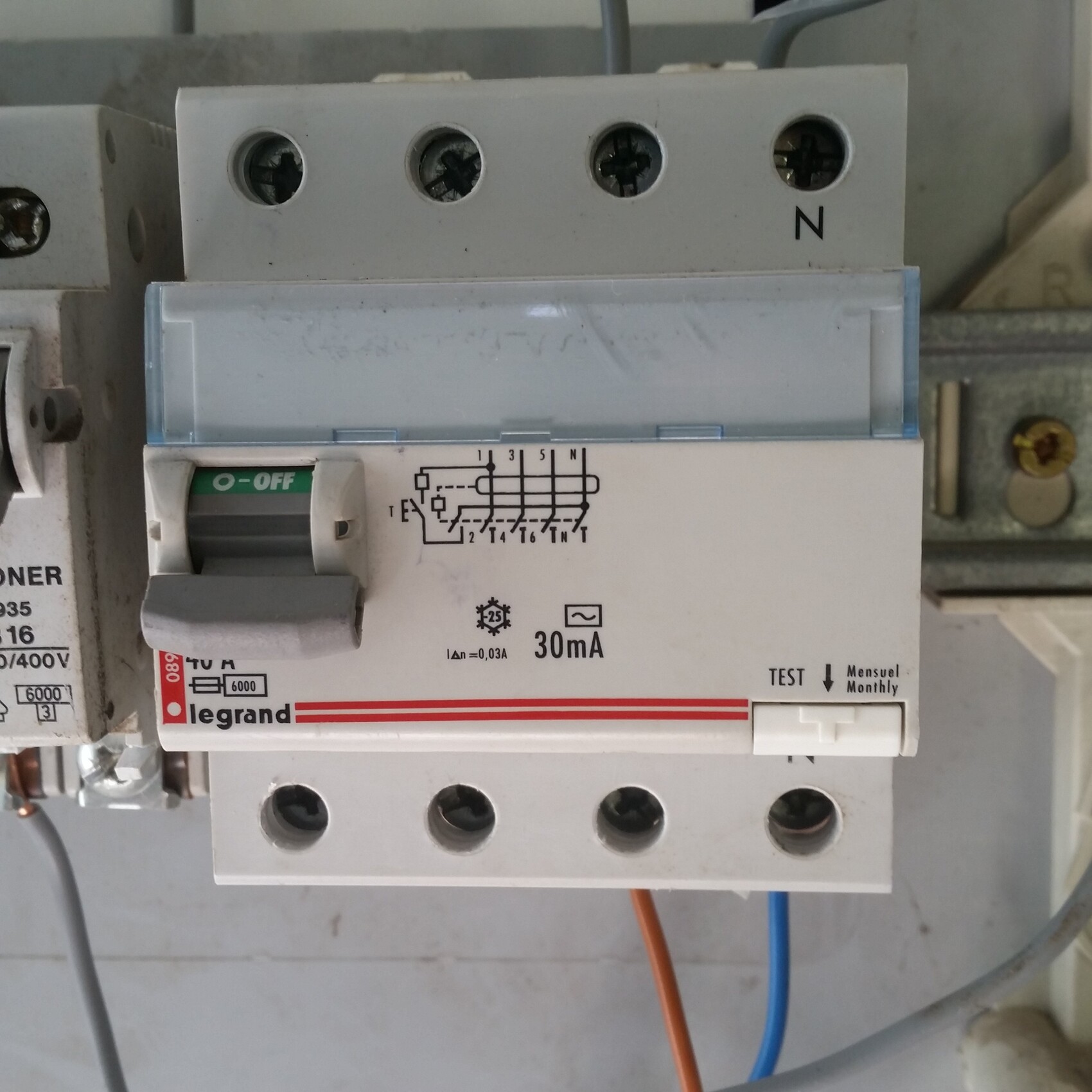 Legrand RCD (30 mA) Frontansicht mit ON/OFF-Schalter, blaue und orange Kabel