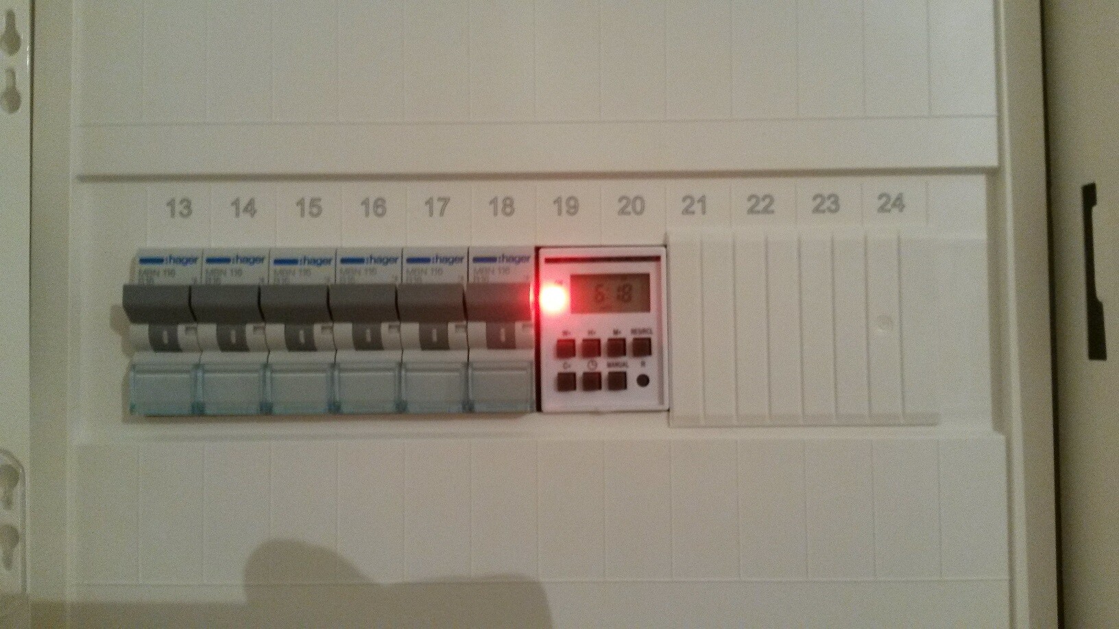 Sicherungskasten mit Sicherungsreihen, rote LED neben Display, Beschriftung 13–24
