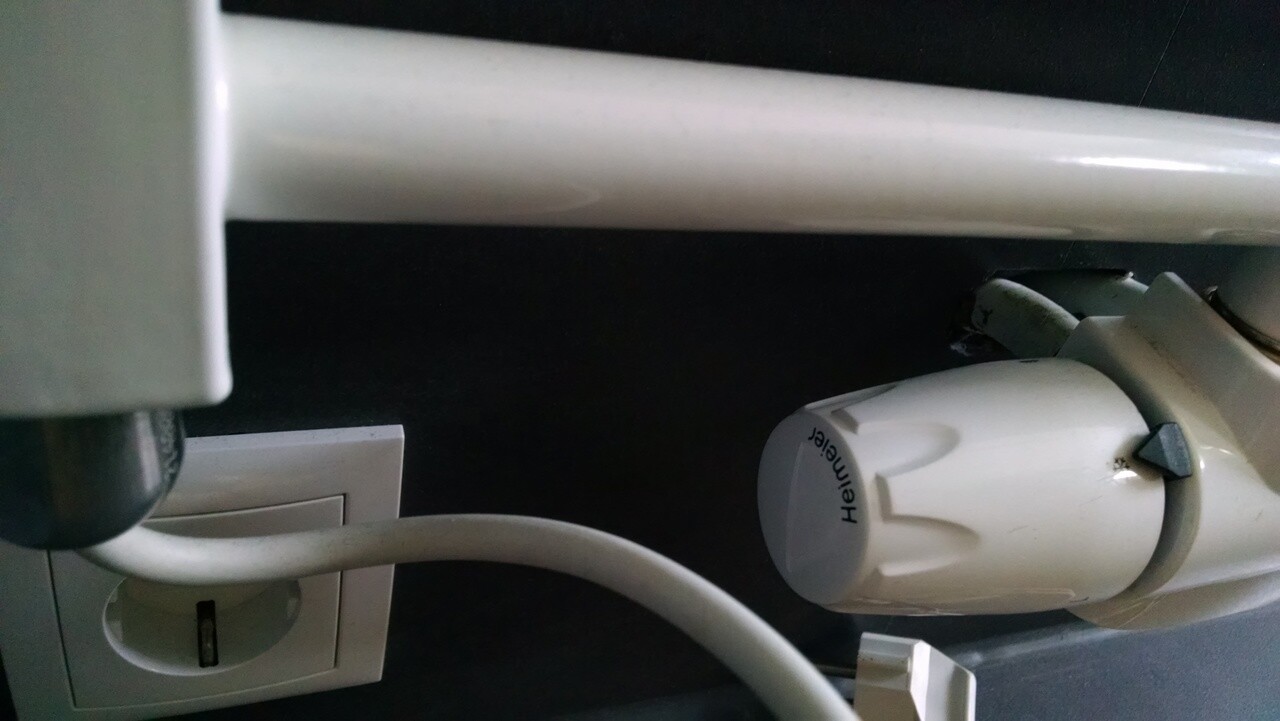 Nahaufnahme einer Steckdose mit Stecker und Kabel
