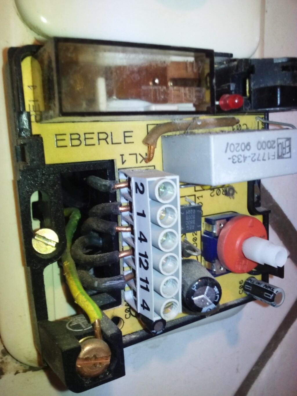 Nahaufnahme eines elektrischen Steuerungsschranks mit Klemmen und Kabeln