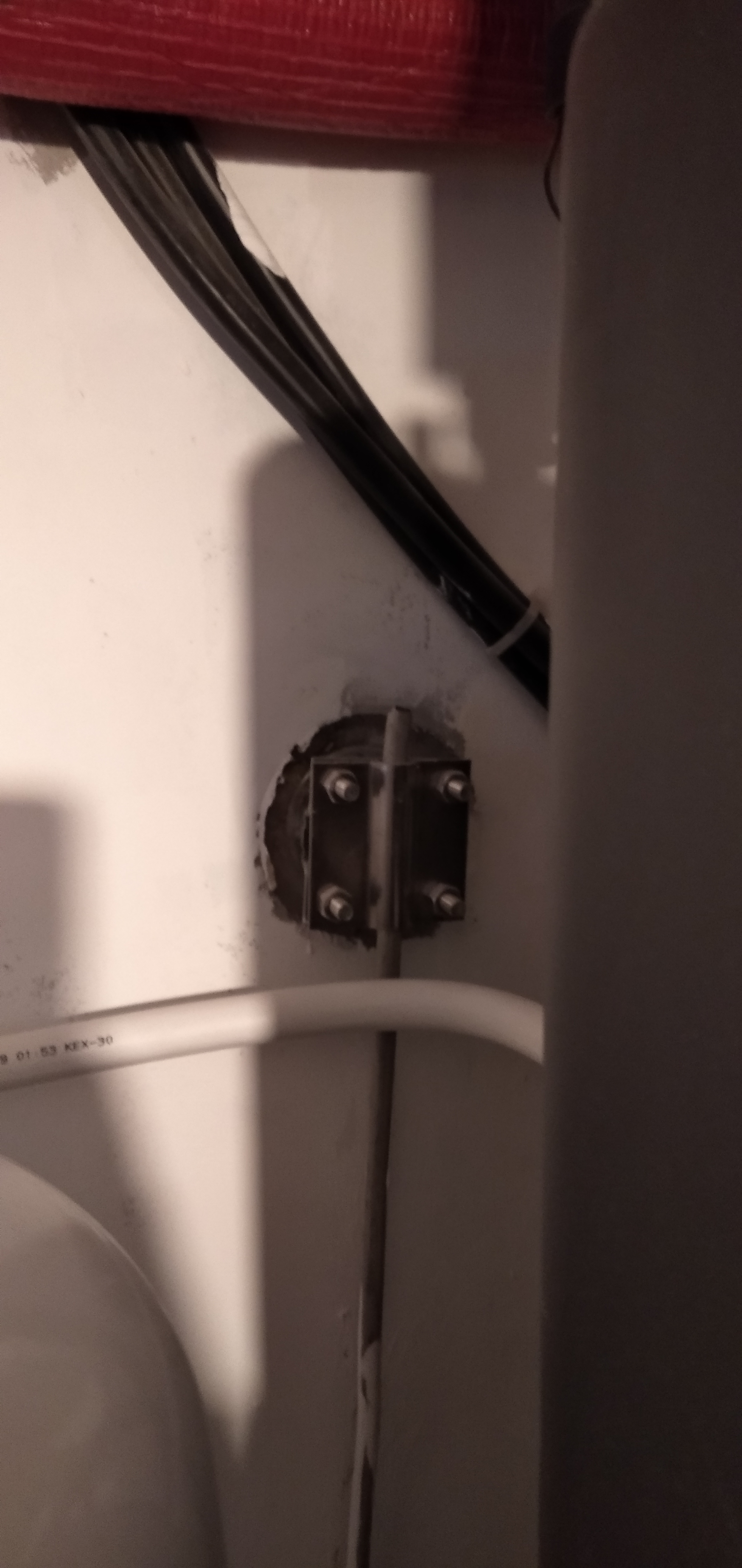 elektro-installationsdose-wand-kabel-anschluss.jpg