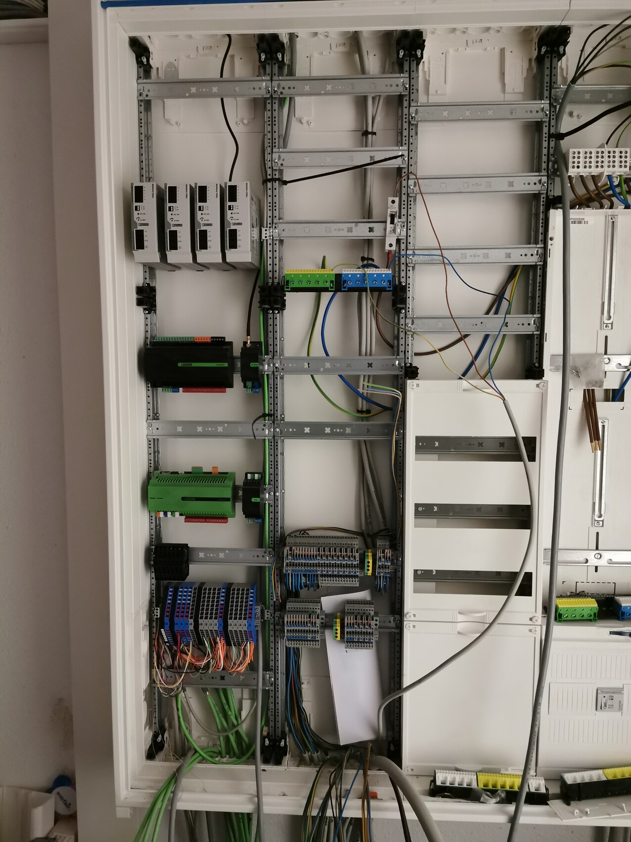 Elektro-Schaltschrank mit DIN-Schienen, Schützen, Terminalblöcken und Verkabelung.