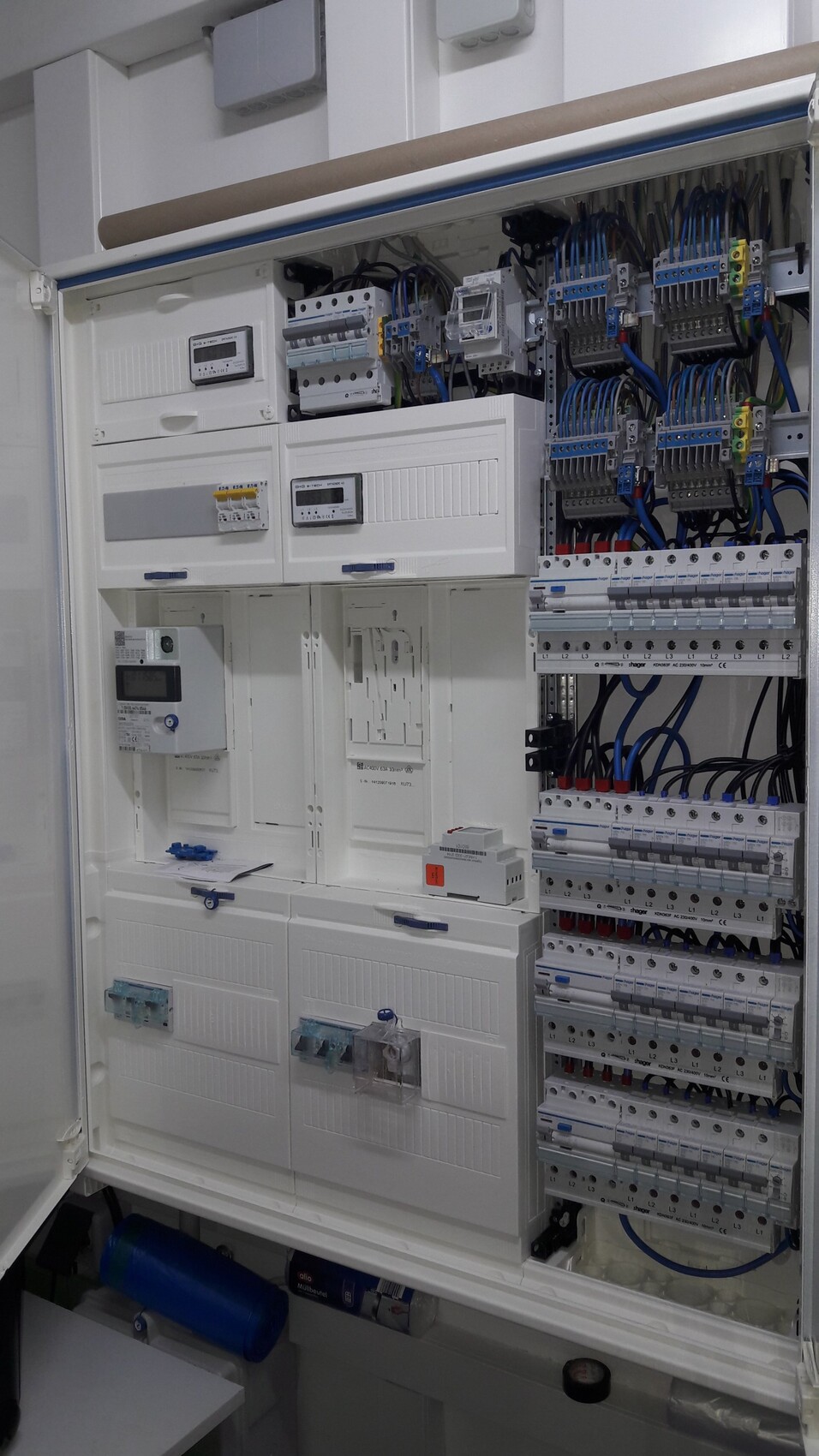 Elektrischer Schaltschrank mit Verdrahtung, Sicherungen, Zählern und Verteilern.