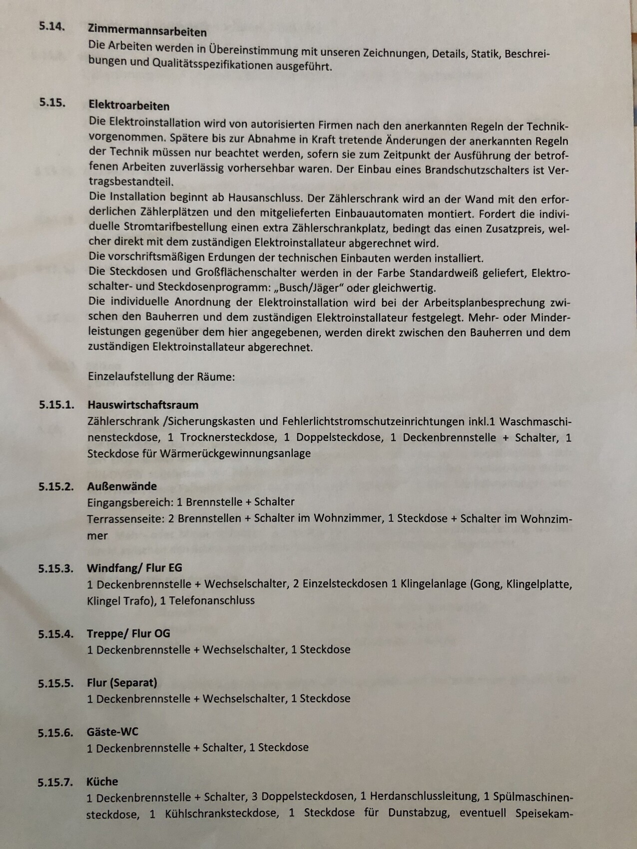 Seiten eines Bauplans mit Abschnitten 5.14 Zimmermannsarbeiten und 5.15 Elektroarbeiten