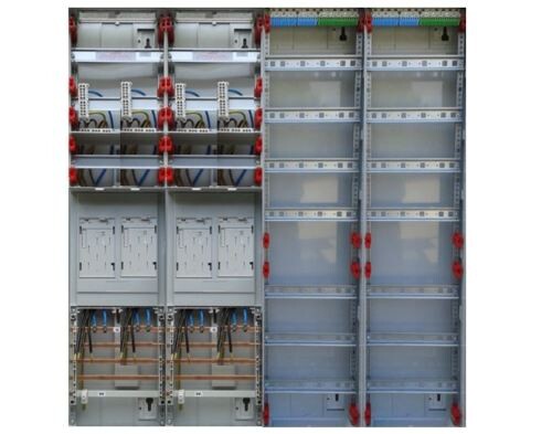 Elektrischer Verteilerschrank mit Kabelkanäle, Leitungen und Klemmleisten.
