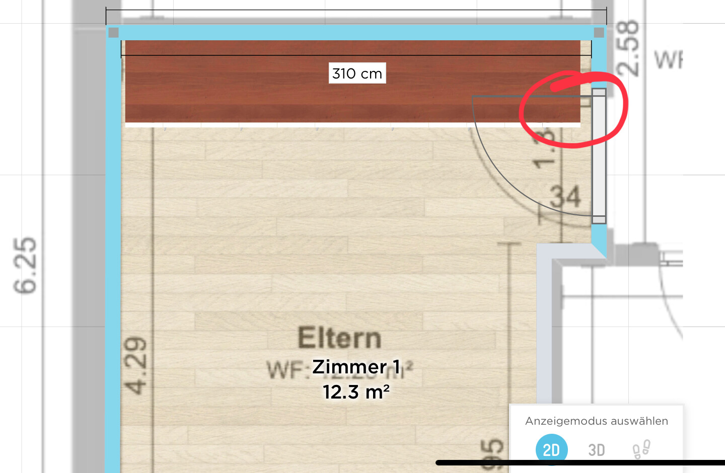 Grundriss eines Elternzimmers mit Holzboden, Bett an der oberen Wand, Türöffnung rechts, 310 cm.