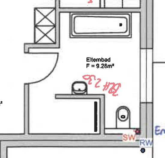Grundriss eines Hauses: Elternbad mit Badewanne, Tür, Waschbereich und kleine Person