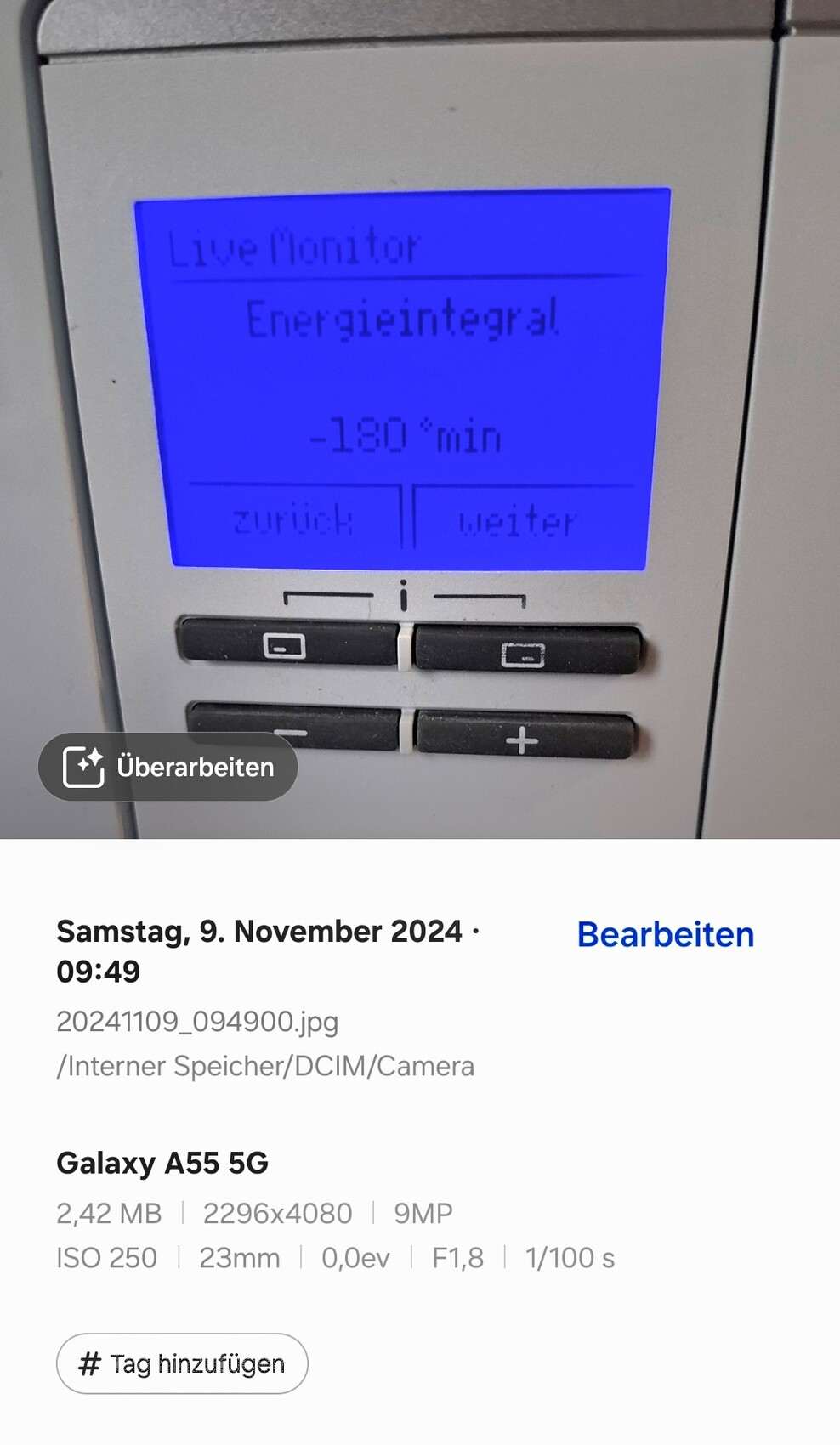 Blaues Display eines Geräts: Live Monitor, Energieintegral, -180 min, zurück/weiter.