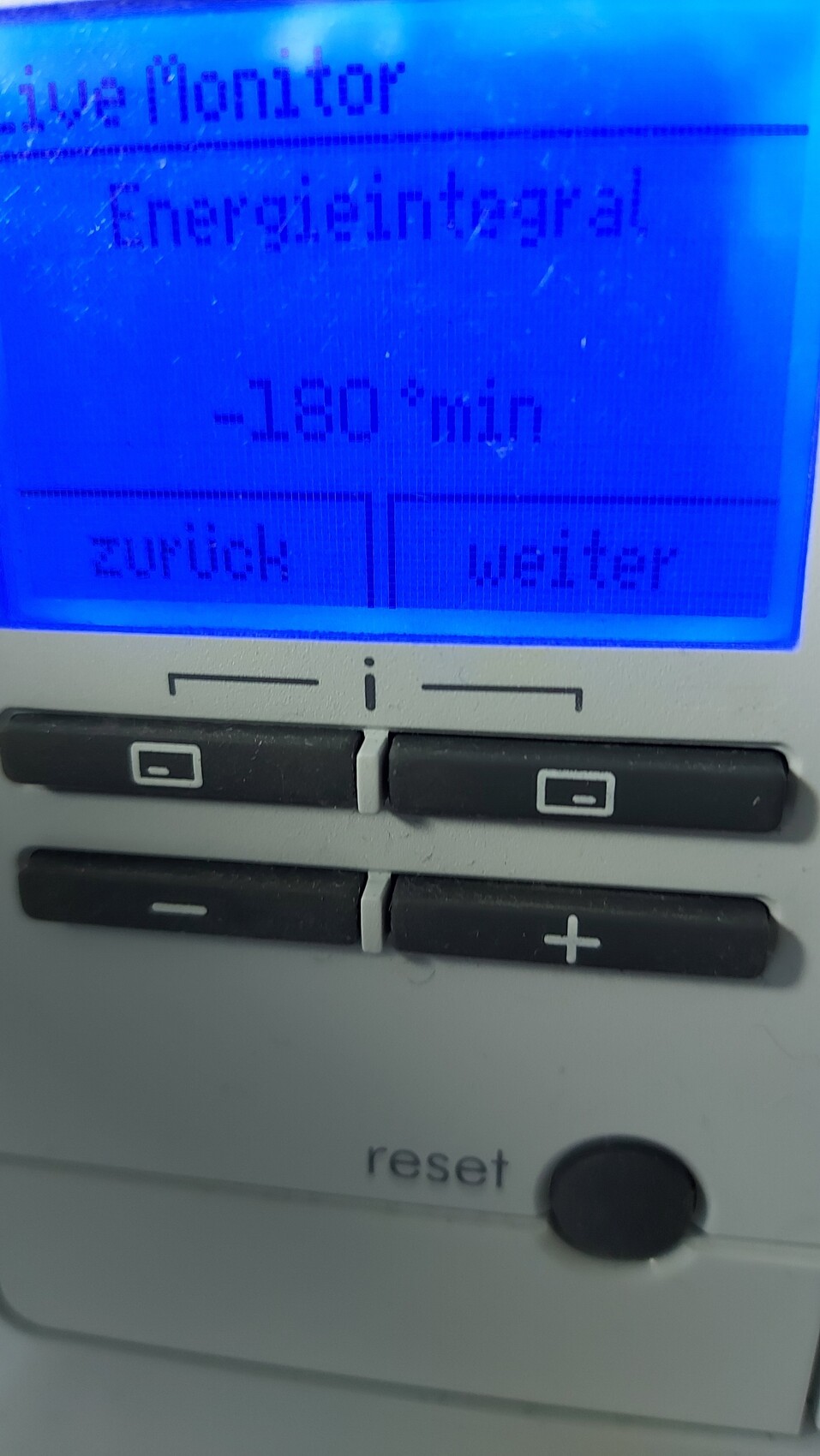 Energie-Monitor mit blauem LCD-Display, zeigt -180 min und Tasten minus/plus sowie Reset