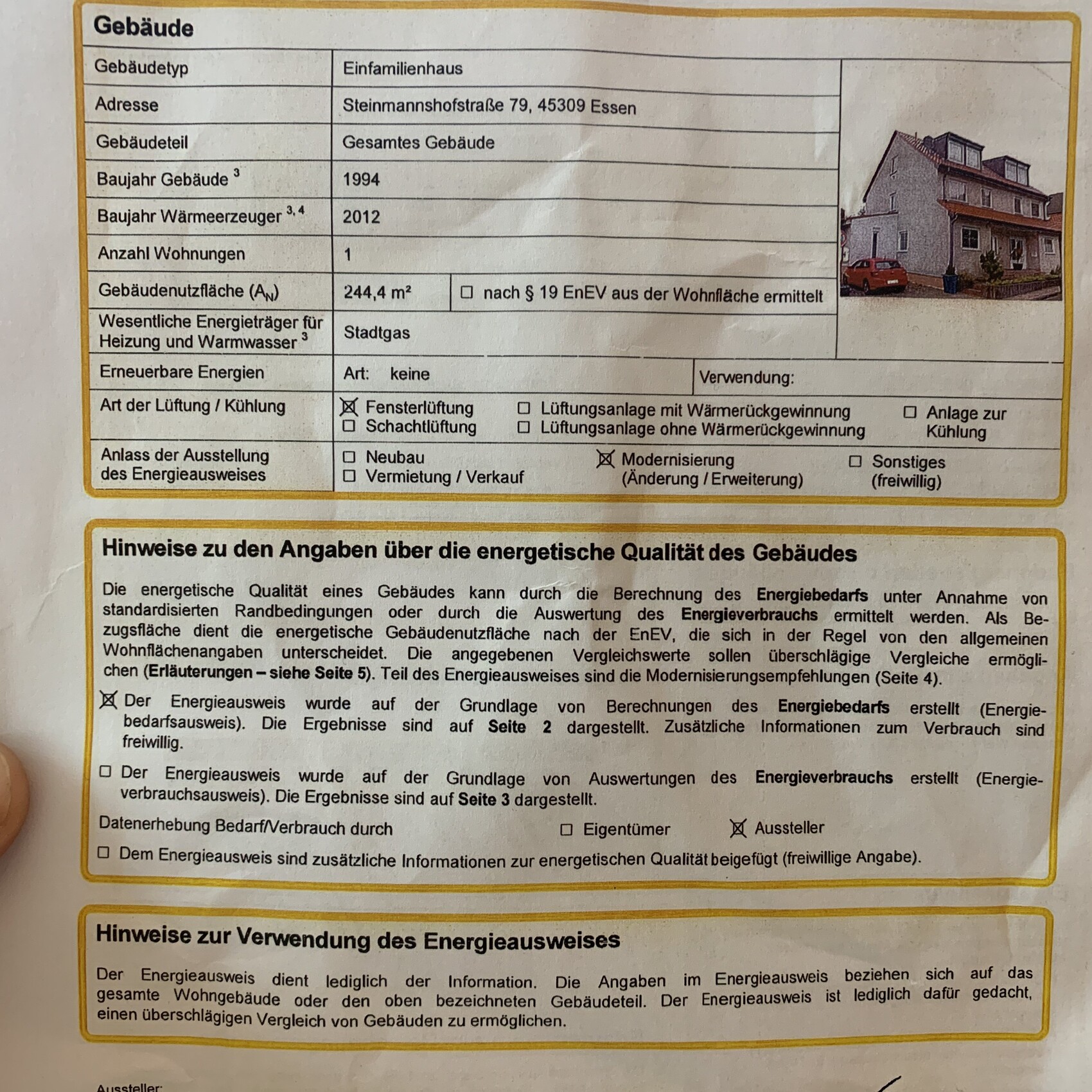 Gebäude-Energieausweis-Dokument für ein Einfamilienhaus in Essen mit Hausfoto.