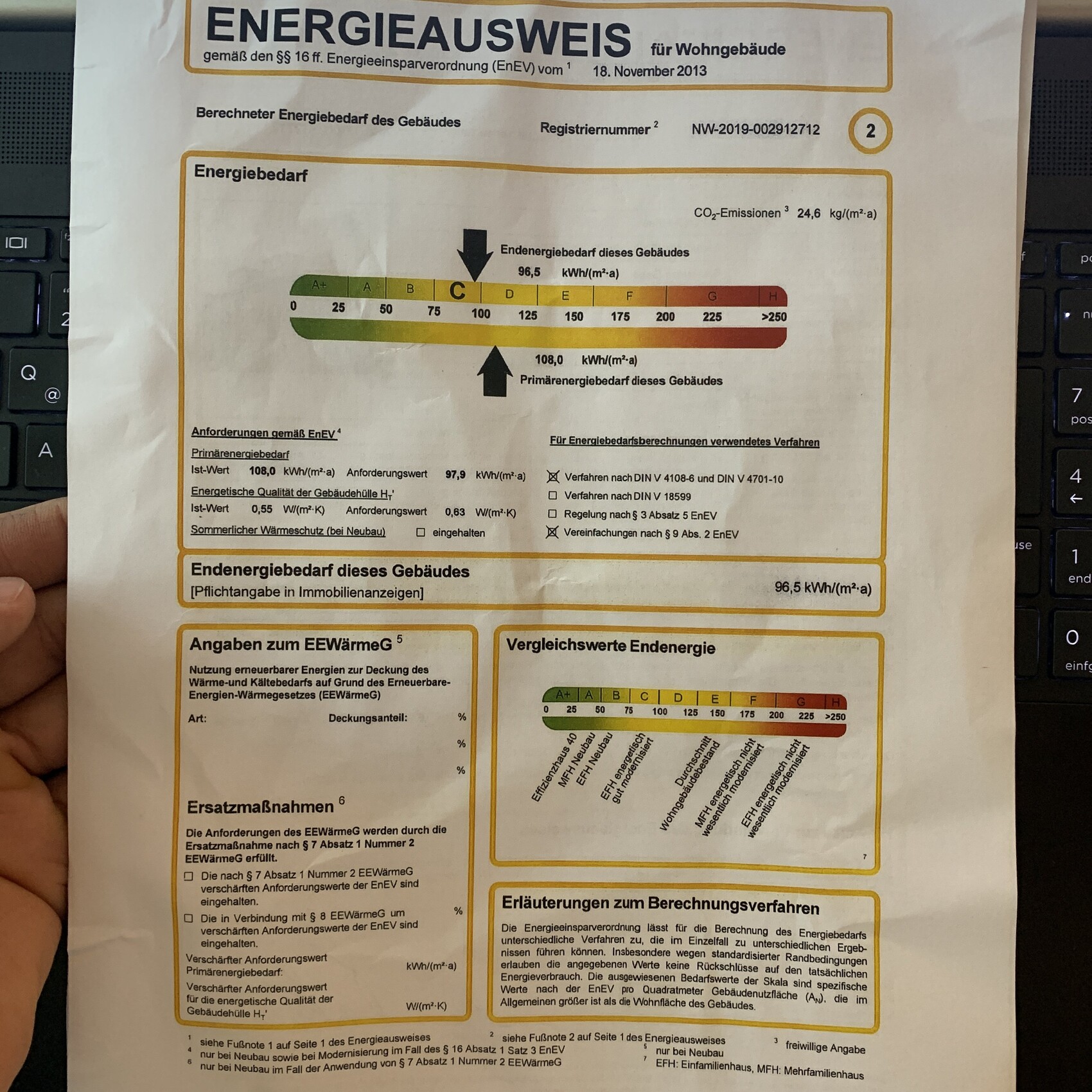 Energieausweis eines Wohngebäudes mit farbiger Skala A bis H sowie CO2- und Primärenergiebedarf.