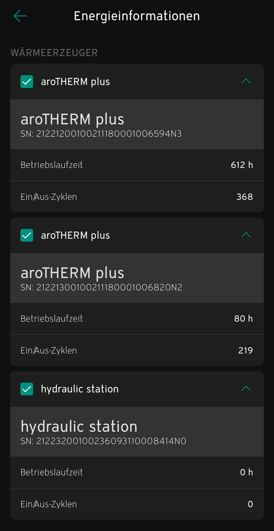 Energiestatistik-App: drei Geräte (aroTHERM plus x2, hydraulic station) mit SN, Laufzeit und Zyklen.
