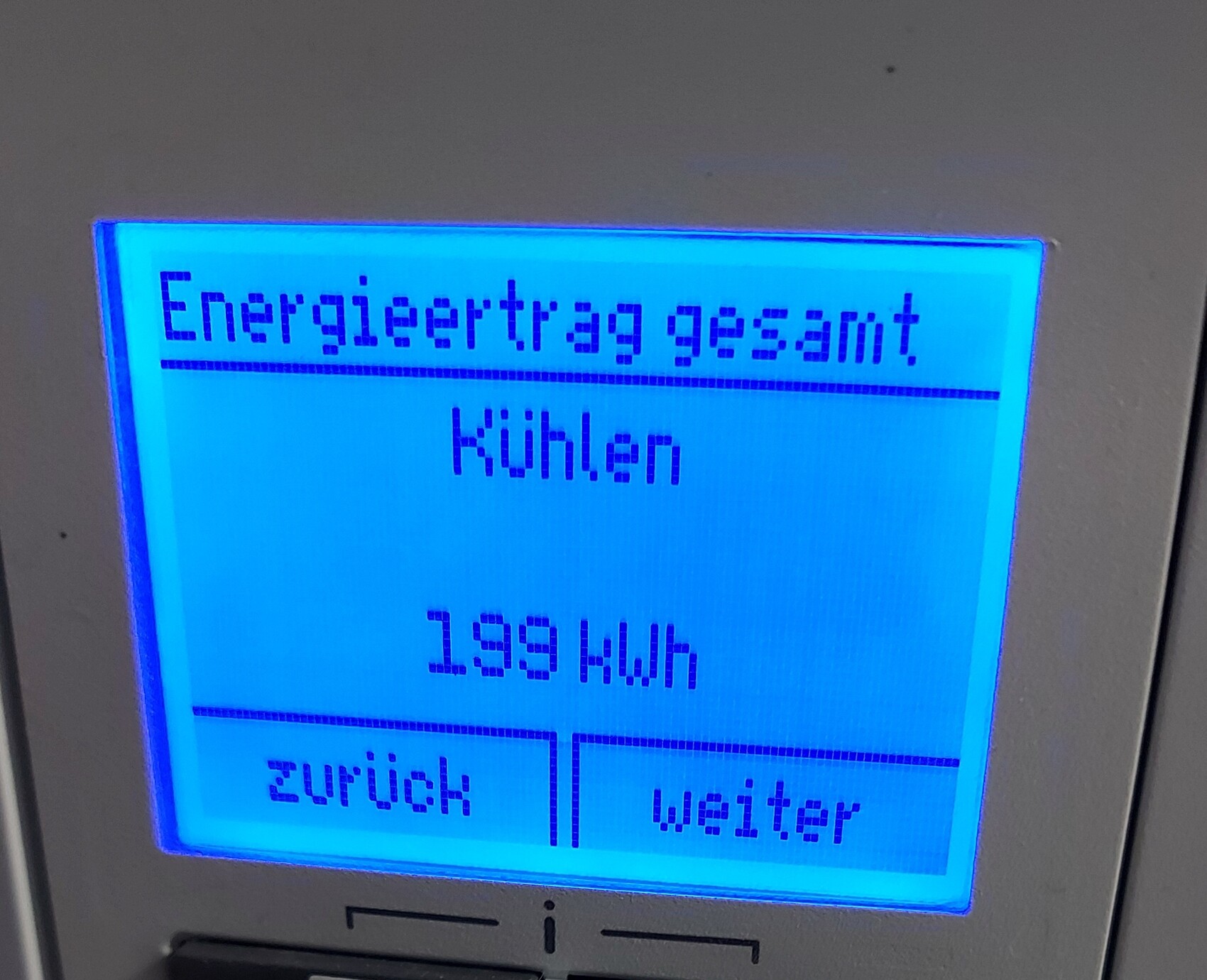 Blaues beleuchtetes Display zeigt Gesamtenergie, Kühlen, 199 Wh; Buttons zuvor und weiter