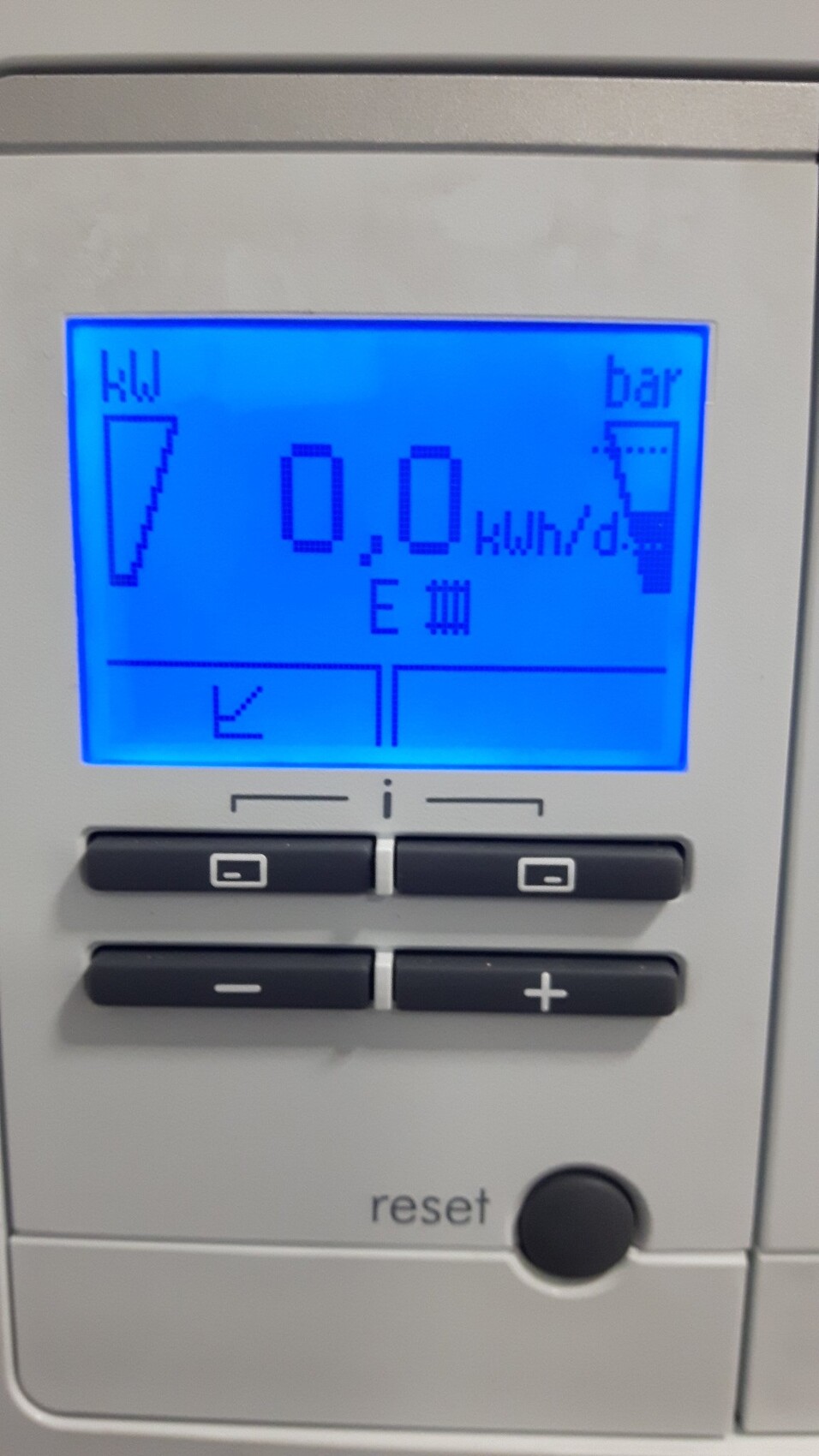 Blau beleuchtetes Energiemessgerät zeigt 0,0 kWh/d mit Tasten darunter.