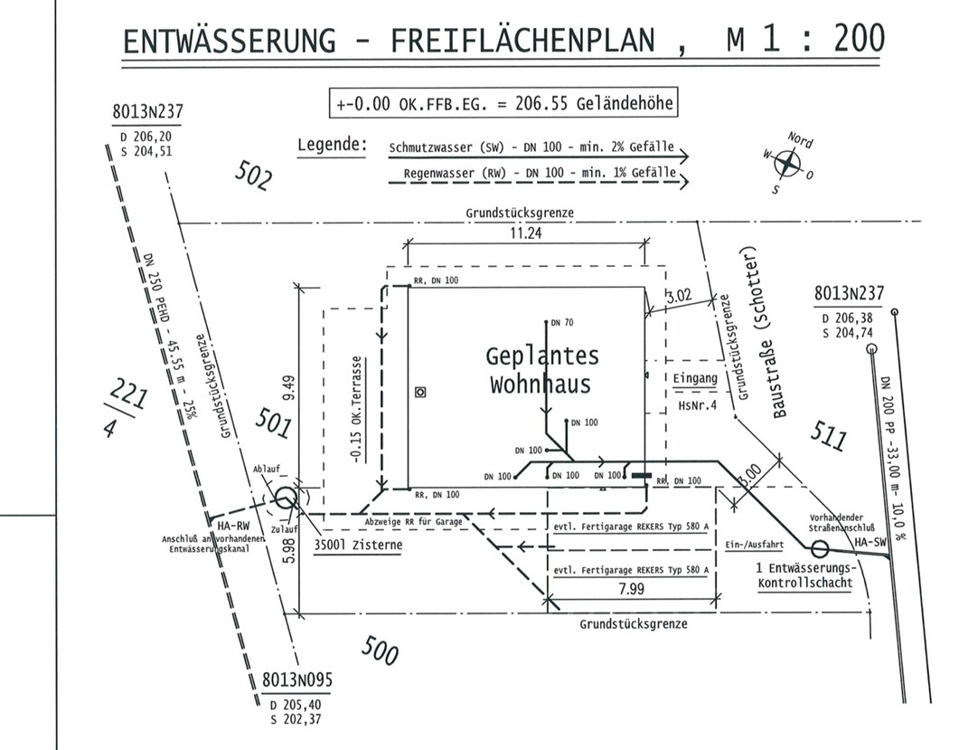 Geplantes Wohnhaus auf Grundstück, Plan mit Entwässerung, Zuwegungen und Grenzen.