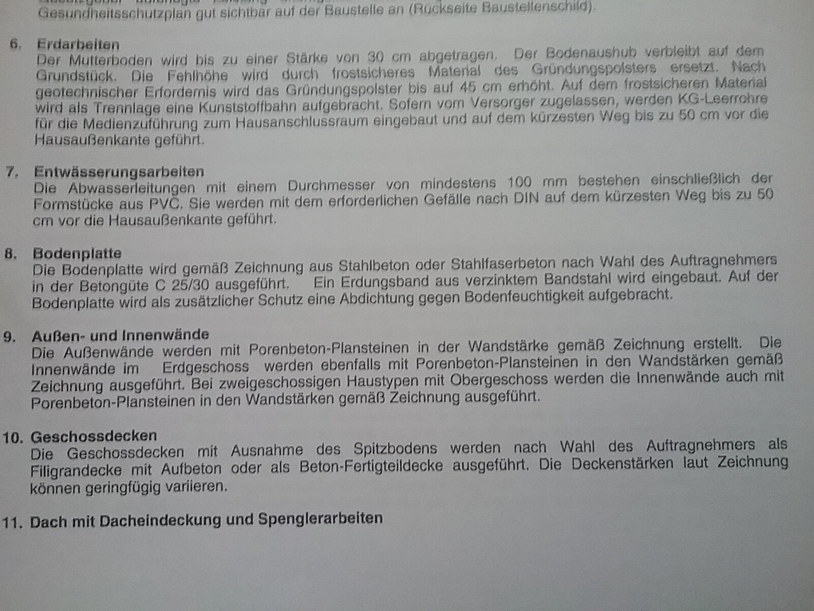 Seitenausschnitt eines Bauleitfadens mit Erdarbeiten, Entwässerung, Bodenplatte und Wänden.