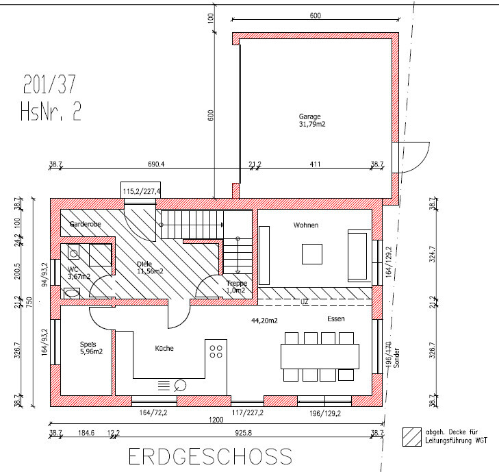 Grundriss Erdgeschoss: Kueche, Speis, Wohnen, Essen, Diele, WC, Garderobe, Treppe, Garage.