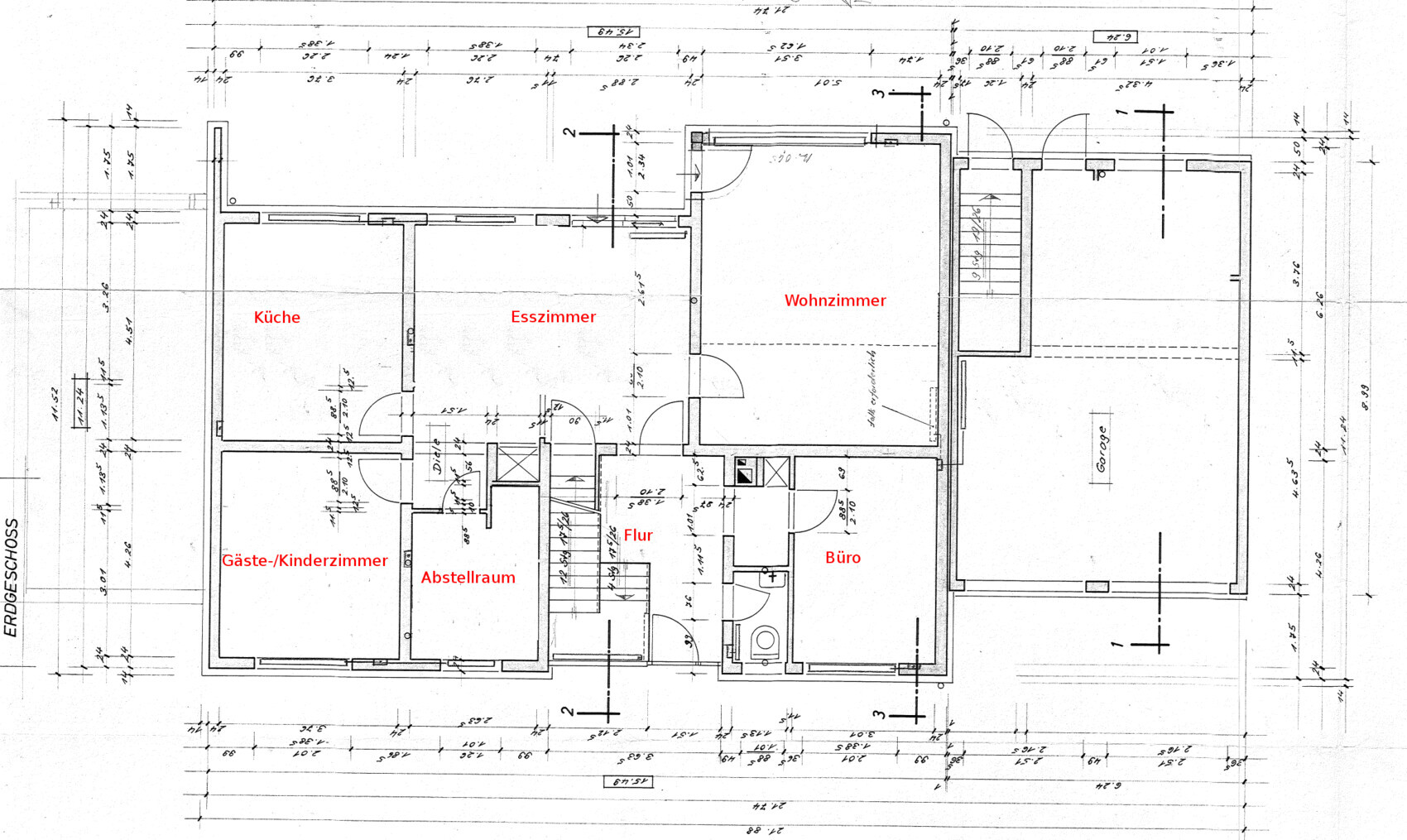 Grundriss Erdgeschoss: Küche, Esszimmer, Wohnzimmer, Gästezimmer, Flur, Büro, Abstellraum, Garage.