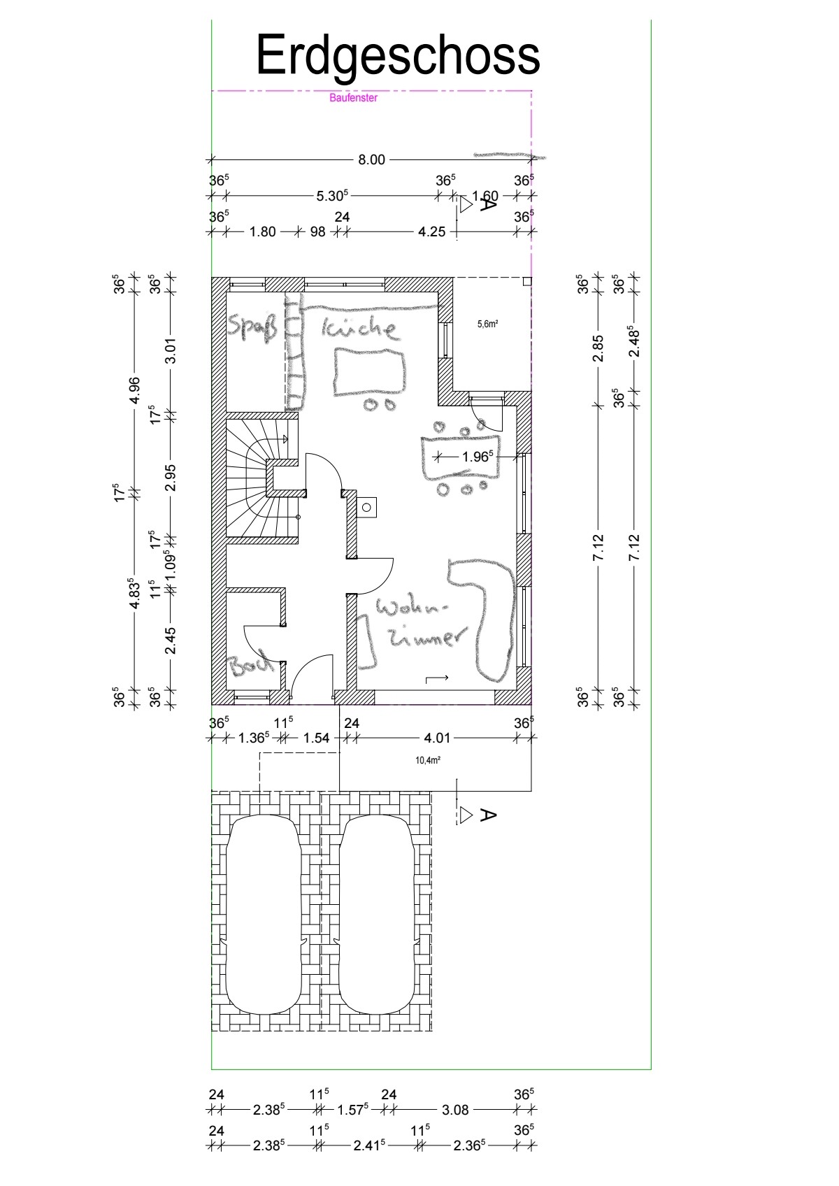 Erdgeschoss Grundriss mit Wohnzimmer, Küche, Bad, Treppenhaus und Garage mit zwei Stellplätzen.