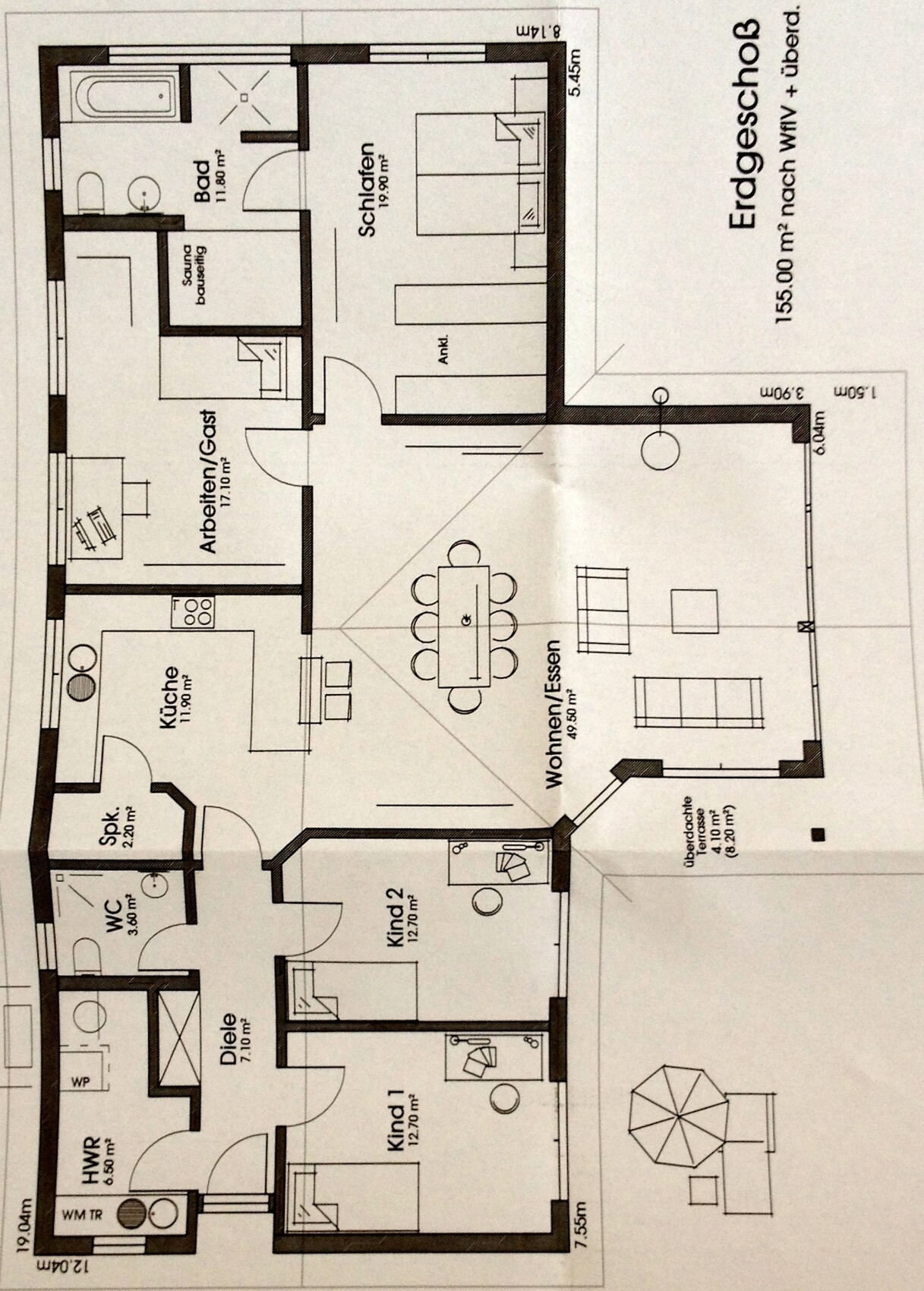 Erdgeschoss Grundriss eines Hauses mit Küche, Wohnzimmer, Schlafzimmern und Bad