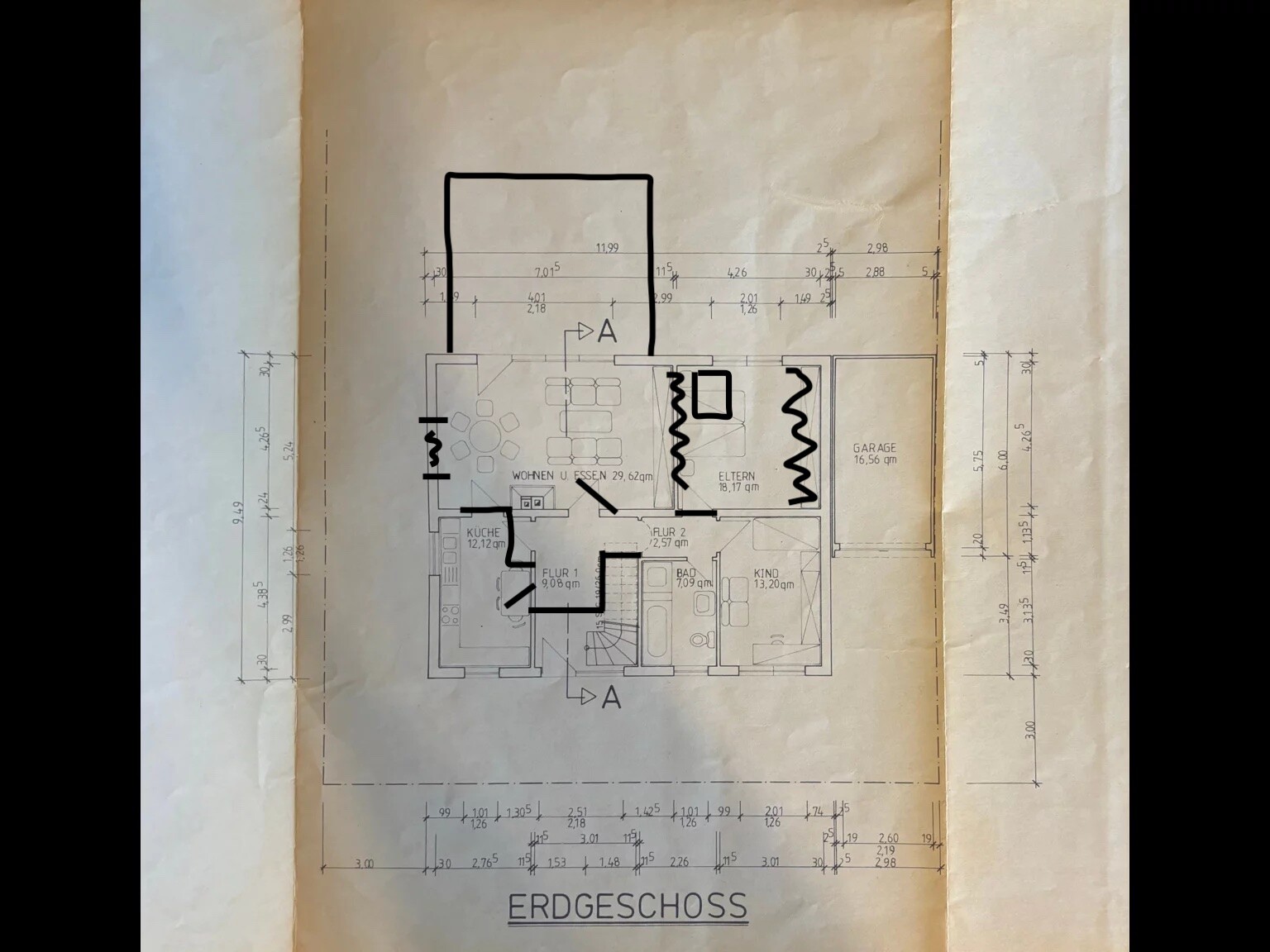 Grundriss Erdgeschoss: Wohn- und Essbereich, Küche, Eltern- und Kinderzimmer, Bad, Fluren, Garage.
