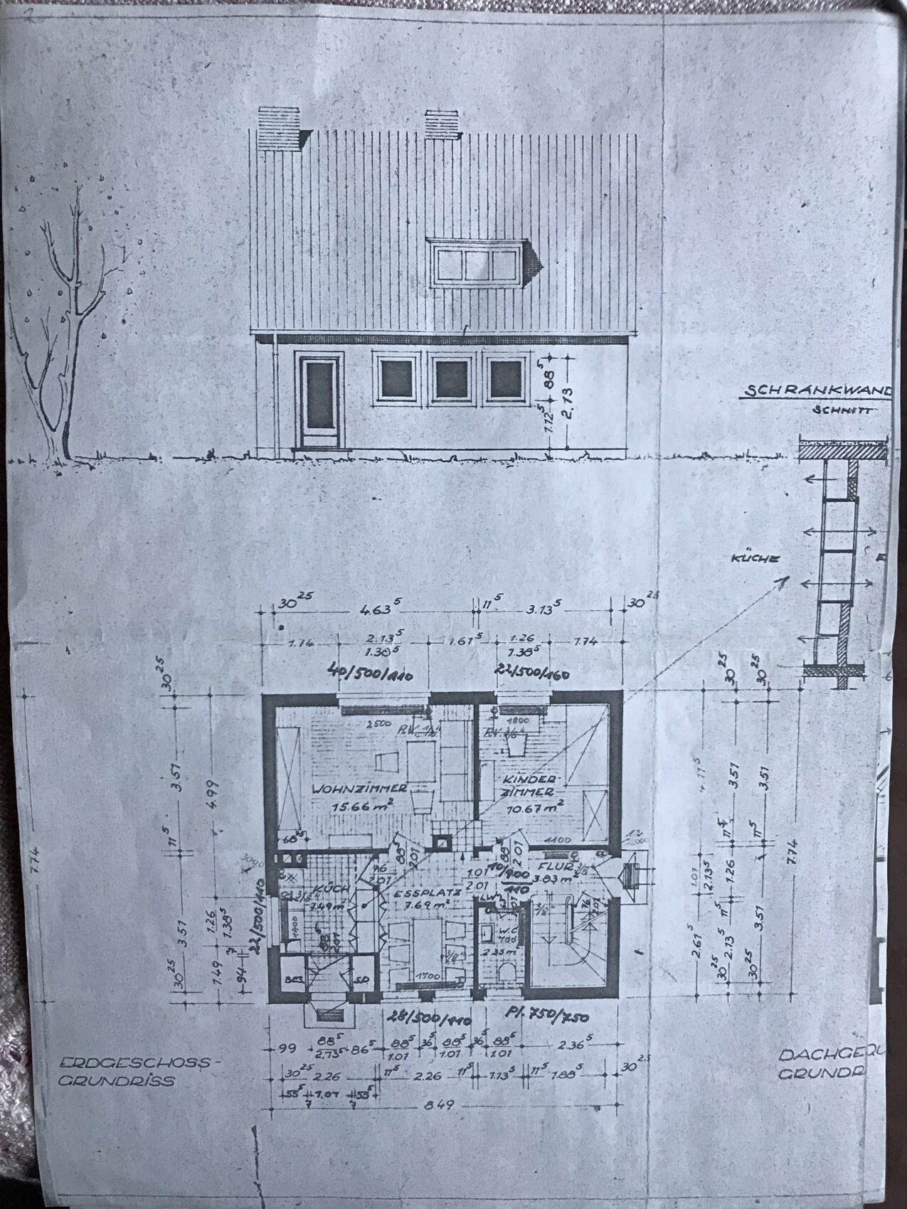 Grundriss eines Hauses mit Erdgeschoss, Wohnzimmer, Küche und Fenstern