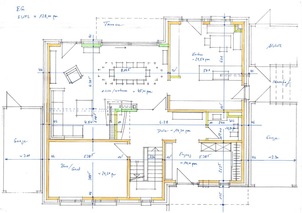 Grundriss eines Hauses (Erdgeschoss) mit Treppenhaus, Zimmern, Küche, Terrasse und Garagen.