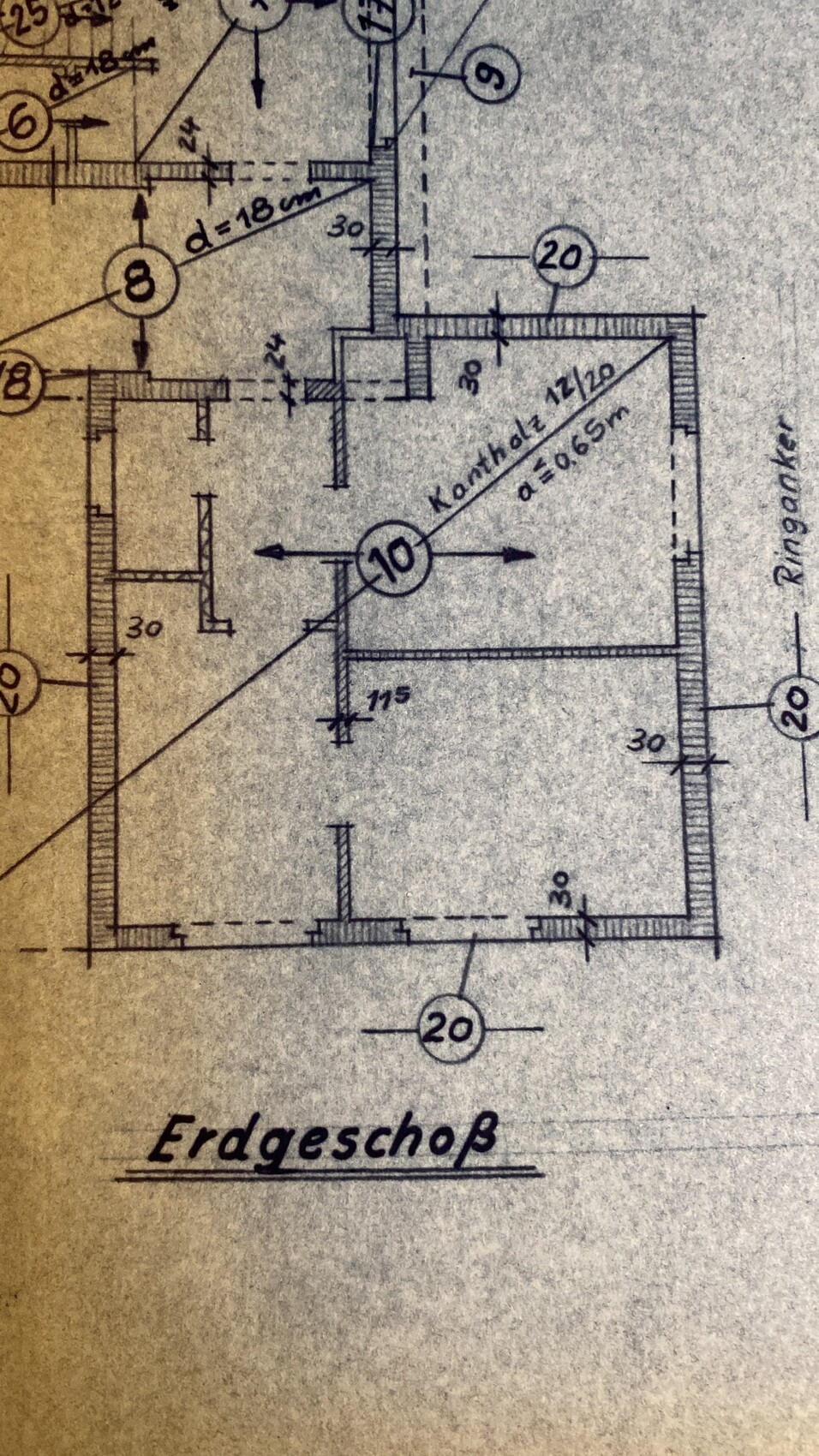 Grundriss Erdgeschoss: Bauplan mit Wänden, Türen, Maßlinien und Raumnummern 10, 20, 30.
