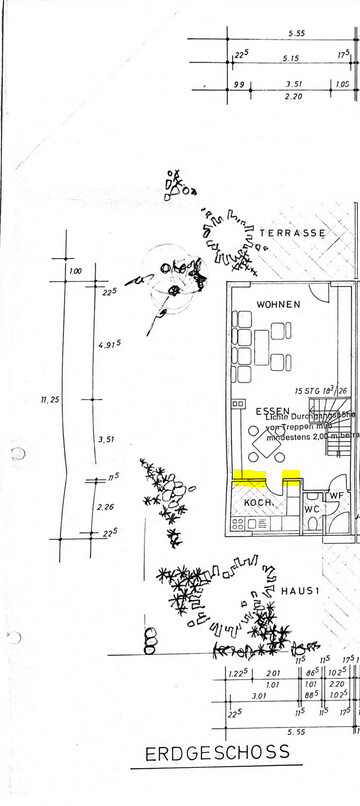Grundriss Erdgeschoss mit Wohn- und Essbereich, Küche; zwei gelb markierte Bereiche; Terrasse.