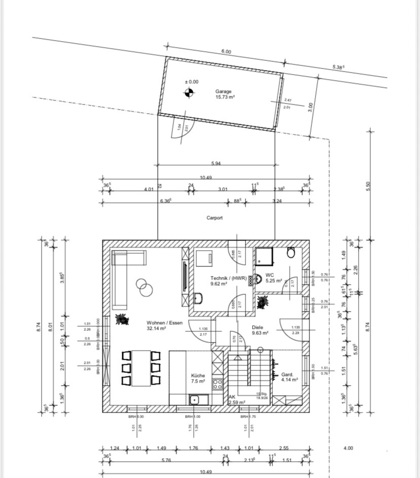Grundriss eines Hauses mit Garage und Carport, Wohn-/Essbereich, Küche, HWR, Diele und WC.