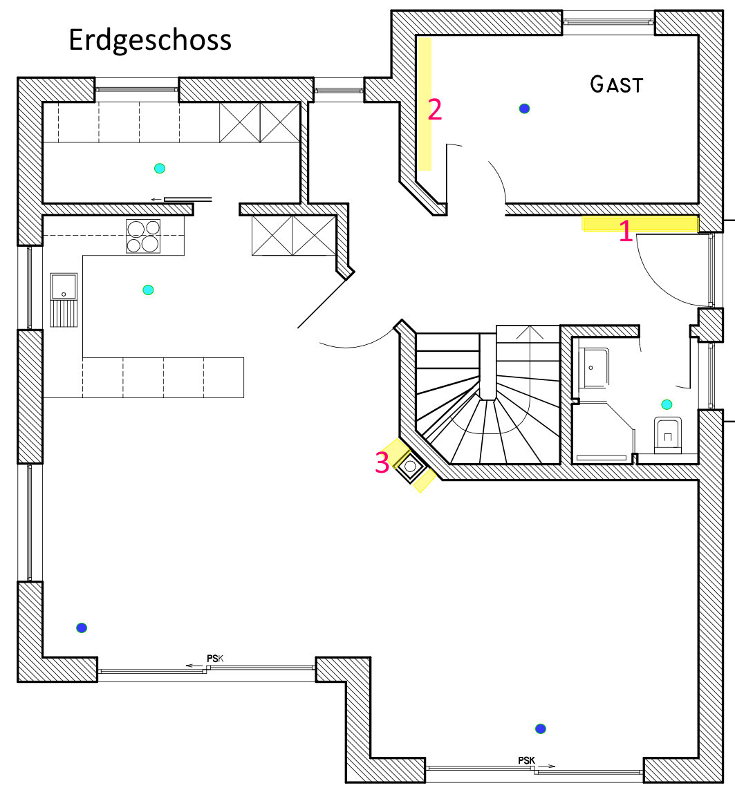 Grundriss Erdgeschoss: Küche links, Gastzimmer rechts, Treppenhaus in der Mitte.