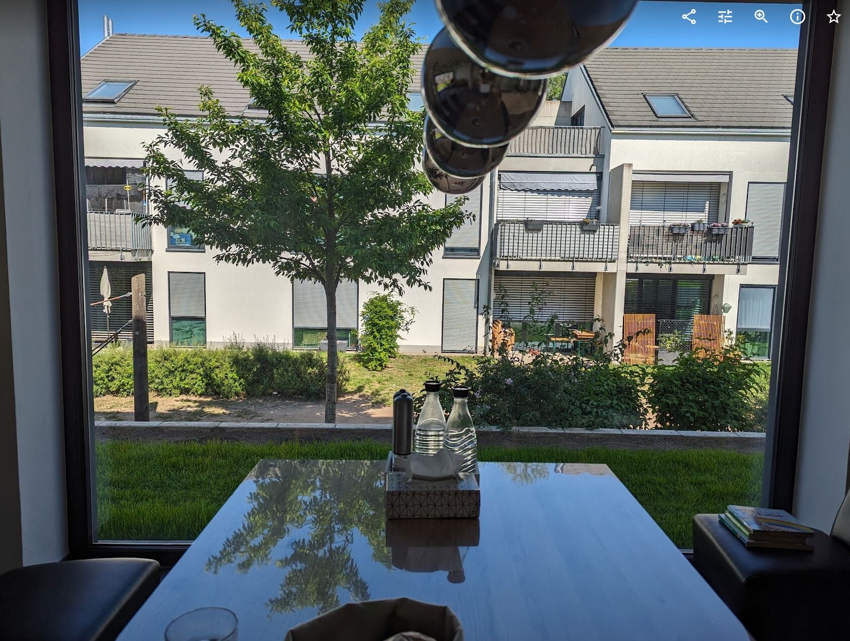 Essbereich mit großem Fenster und Gartenblick