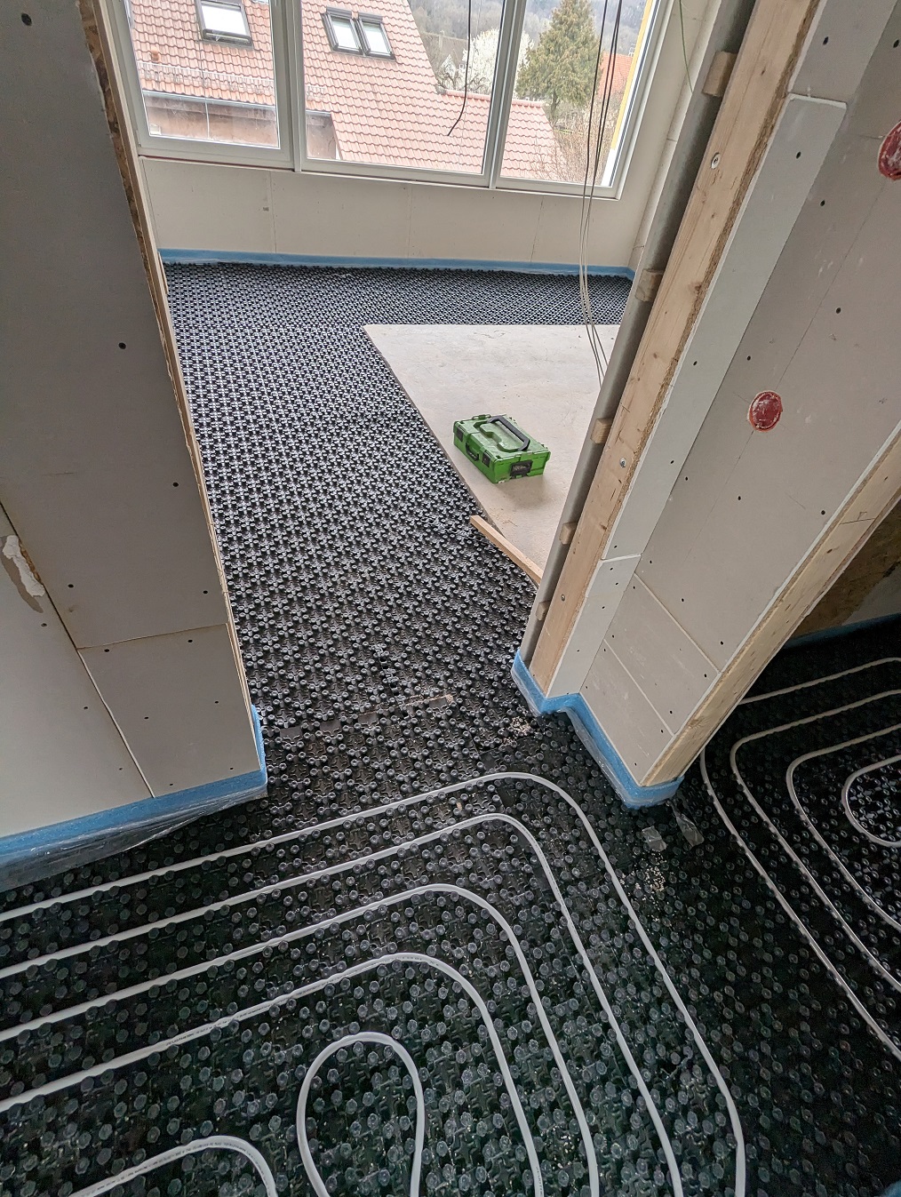 estrich-mit-oder-ohne-ungenutzte-noppenplatten-657510-1.jpg