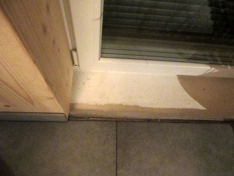 estrich-nicht-bis-in-die-laibungen-an-fensterterrassentueren-im-eg-146208-1.JPG
