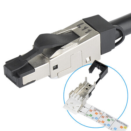 Nahaufnahme eines RJ45-Steckers mit Netzwerkkabel