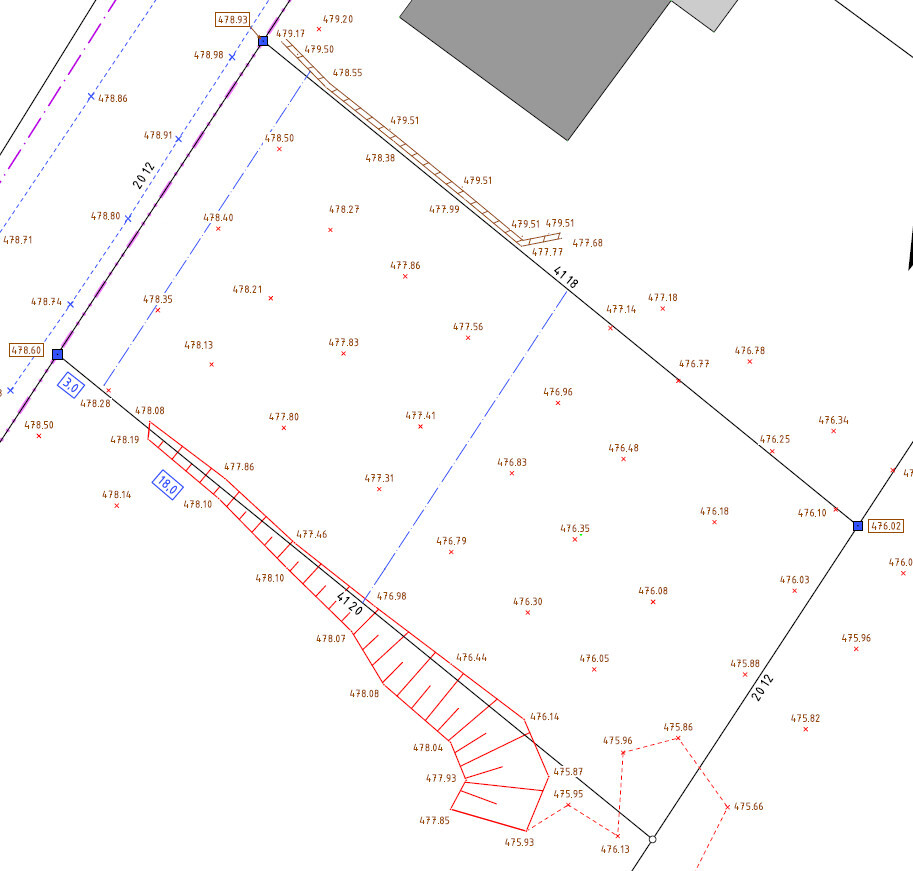 CAD-Zeichnung eines Baugrundstücks mit Grenzlinien, Gebäudeposition und Messpunkten.