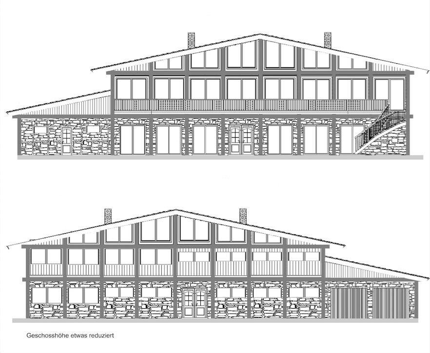 Zweistöckiges Haus mit Steinuntergeschoss, Fachwerk-Obergeschoss, vielen Fenstern; Treppe rechts