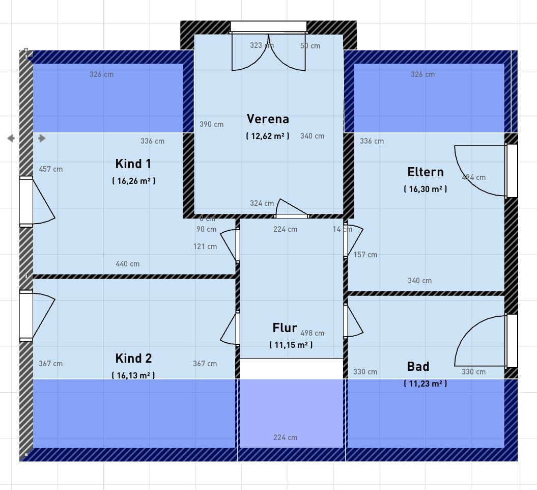 Grundriss eines Hauses: Verena, Eltern, Kind 1, Kind 2, Bad, Flur; Maße in cm.