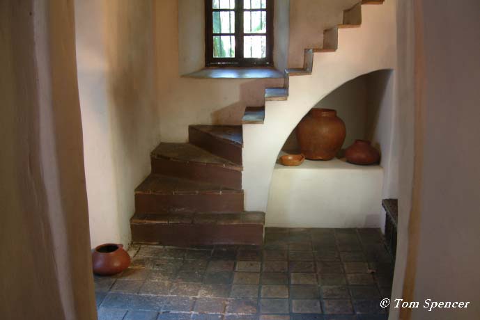 farbgestaltung-der-treppe-im-wohnraum-materialwahl-447597-2.jpg