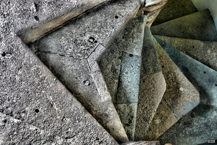 farbgestaltung-der-treppe-im-wohnraum-materialwahl-447597-4.jpg