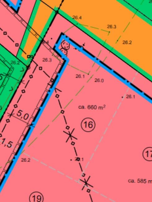 Pinkes Parzellengebiet, ca. 660 m², blaue Abgrenzung auf dem Lageplan.