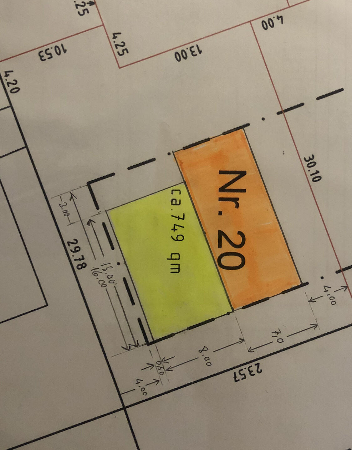 Grundriss eines Bauplots: orange Parzelle Nr. 20 neben grüner Parzelle; Maße sichtbar.