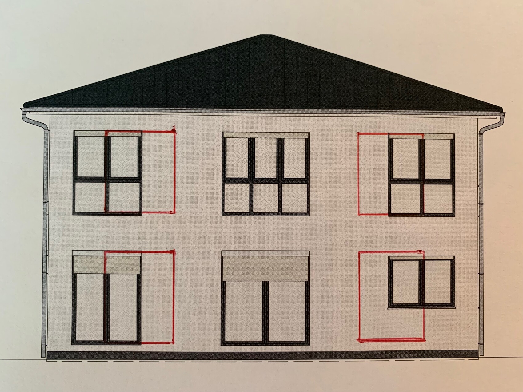 Frontansicht eines zweistöckigen Hauses mit Satteldach Fensterrahmen, rote Markierungen um Fenster.