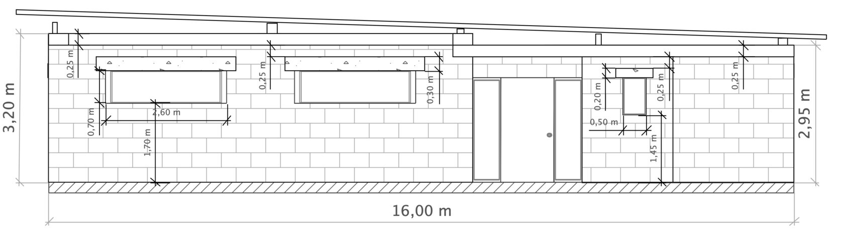 Architektonische Fassadenzeichnung mit Fenstern, Türen und Maßangaben.