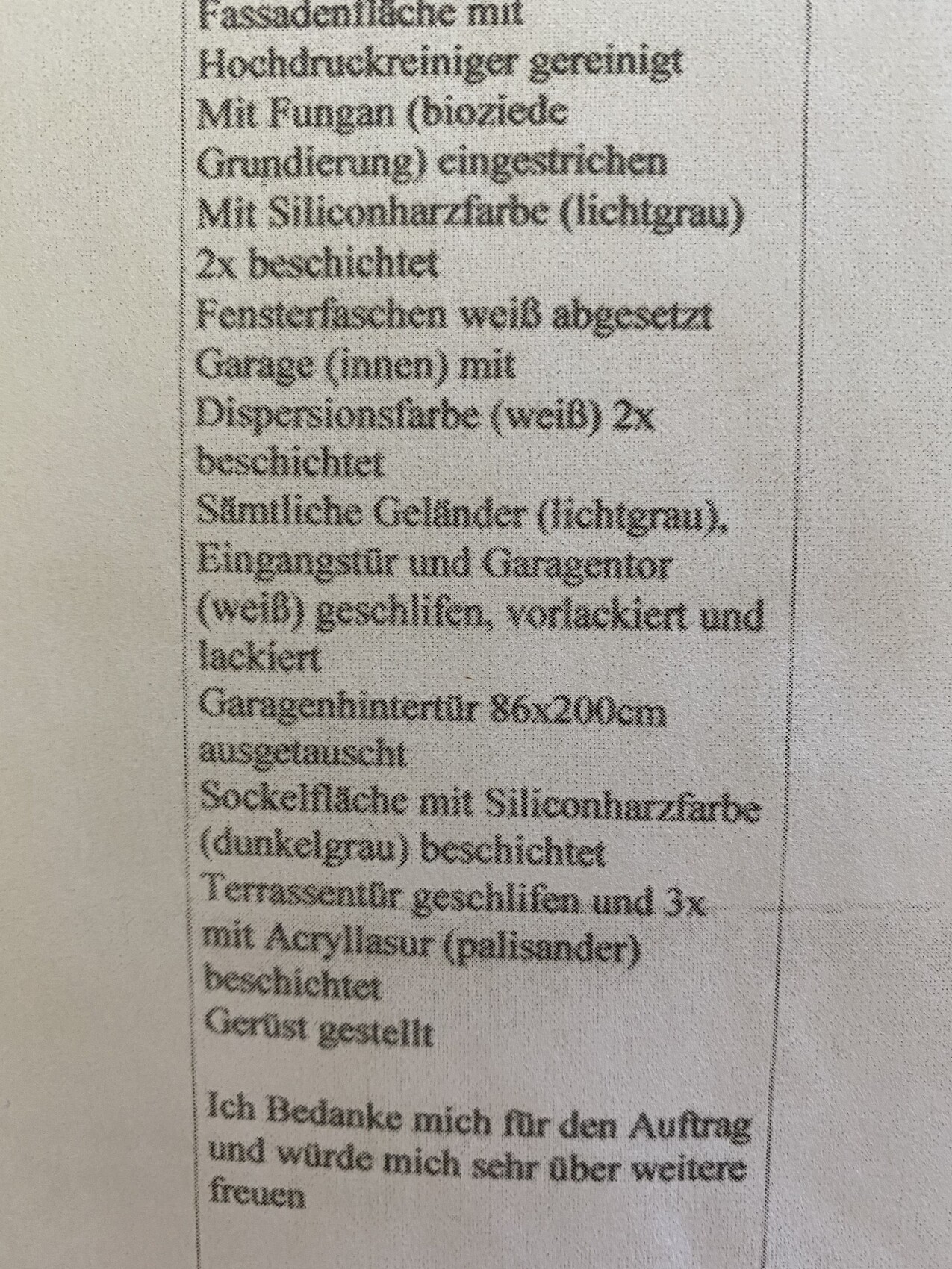 Zettel mit Renovierungsarbeiten: Fassadenreinigung, Grundierung und Anstriche im Garagenbereich.