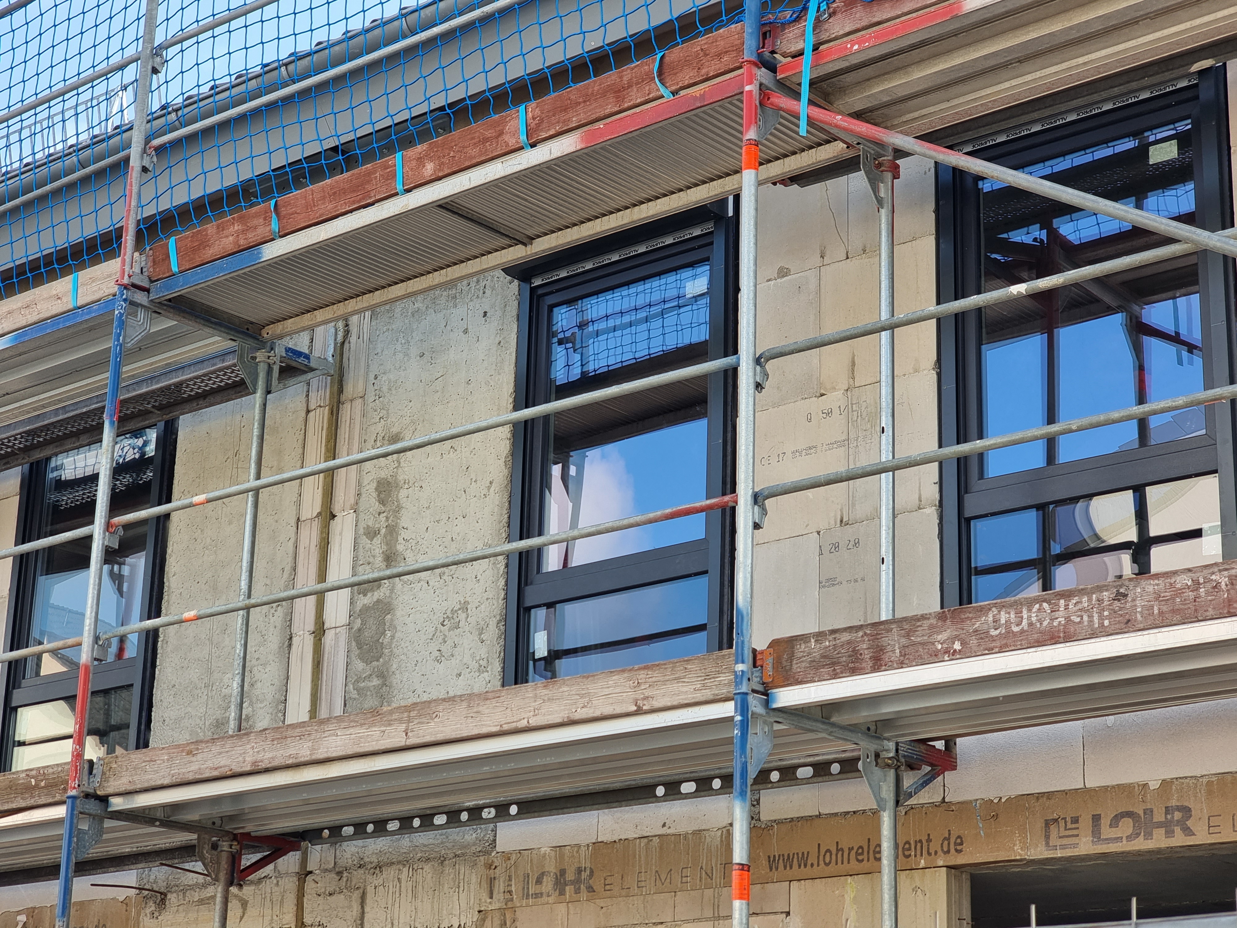 fassadenbau-mit-geruest-und-fenstern.jpg