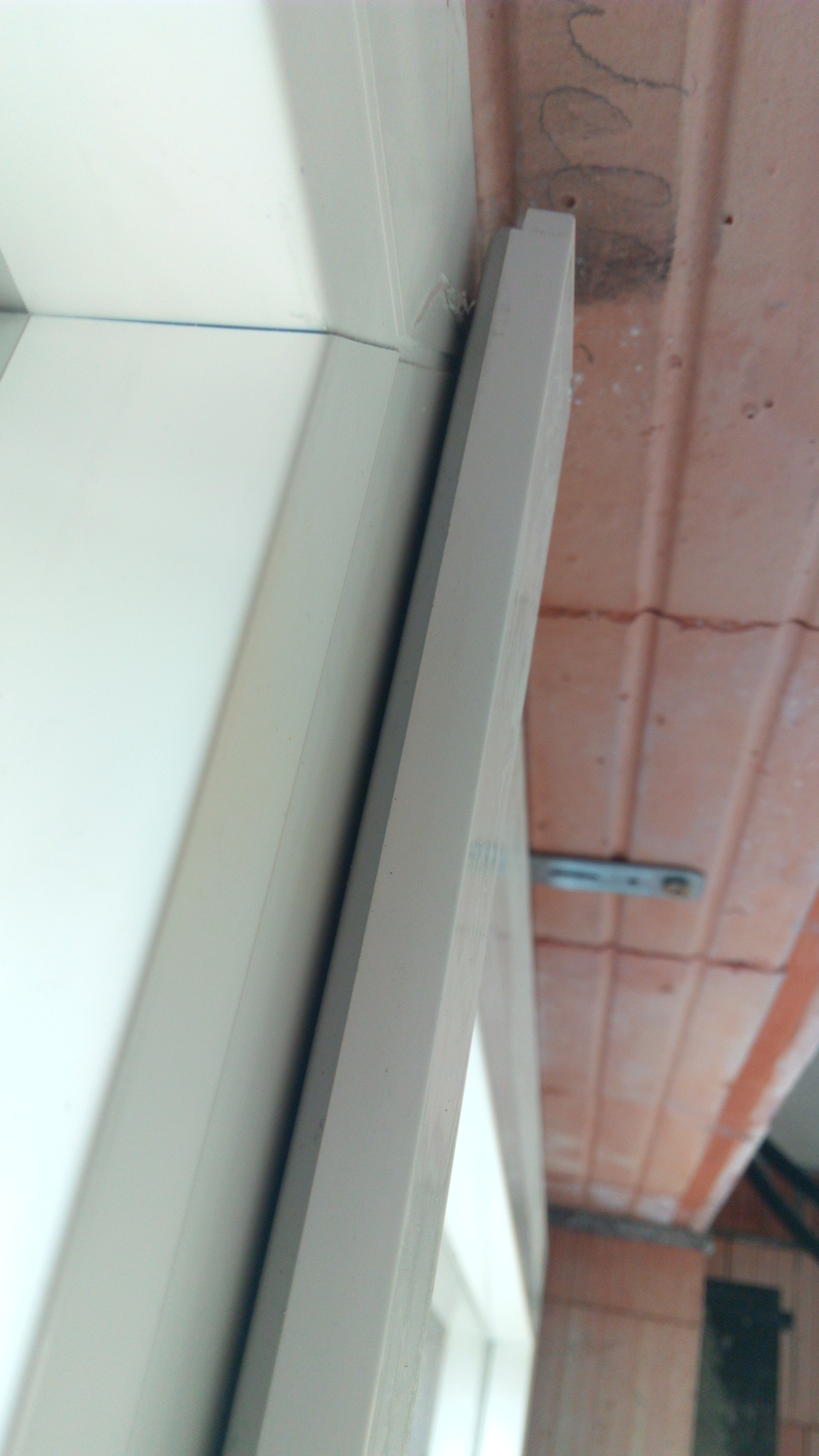 fast-an-jedem-fenster-kratzer-was-ist-da-normal-205395-1.jpg