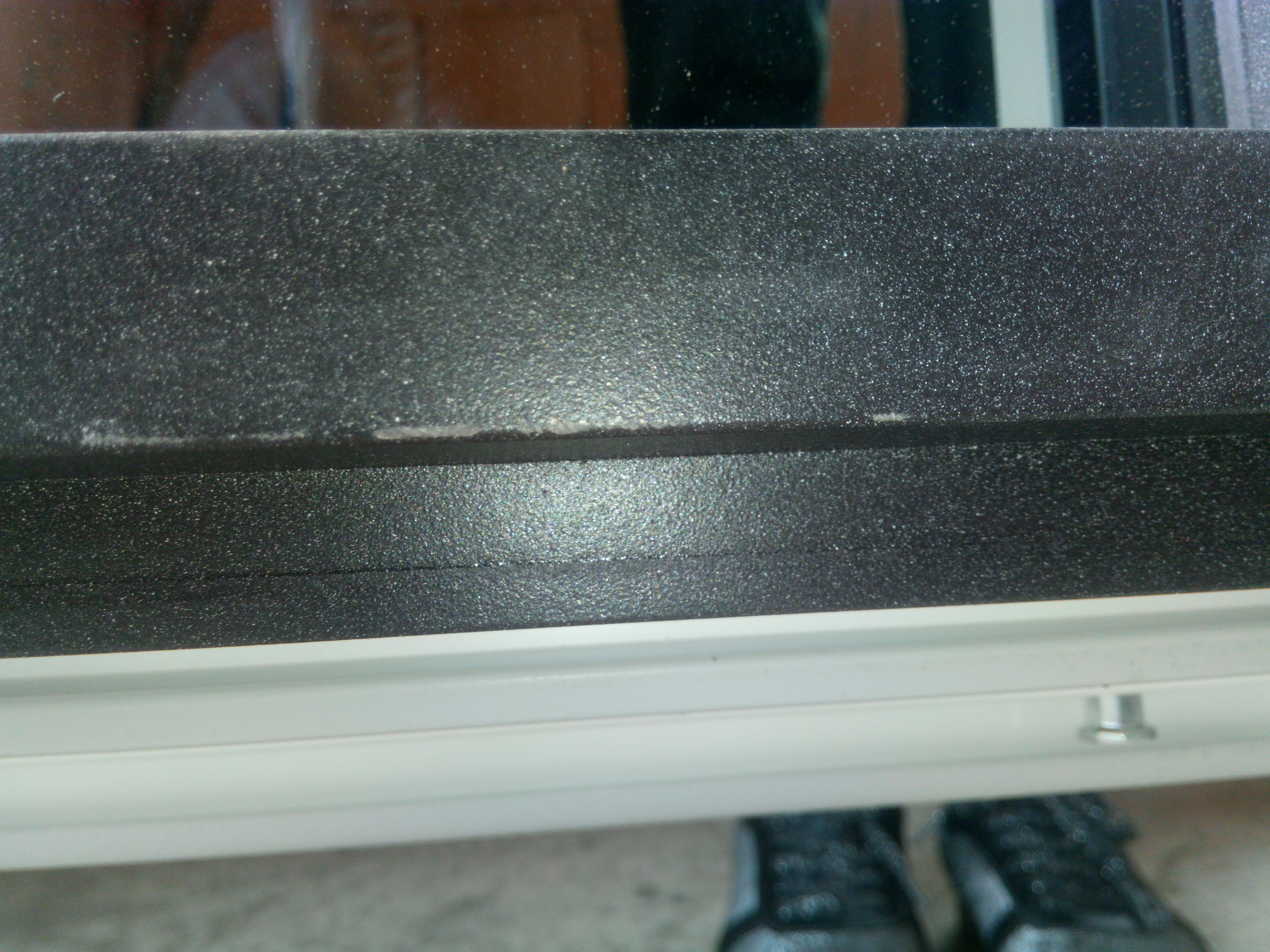 fast-an-jedem-fenster-kratzer-was-ist-da-normal-205395-5.jpg