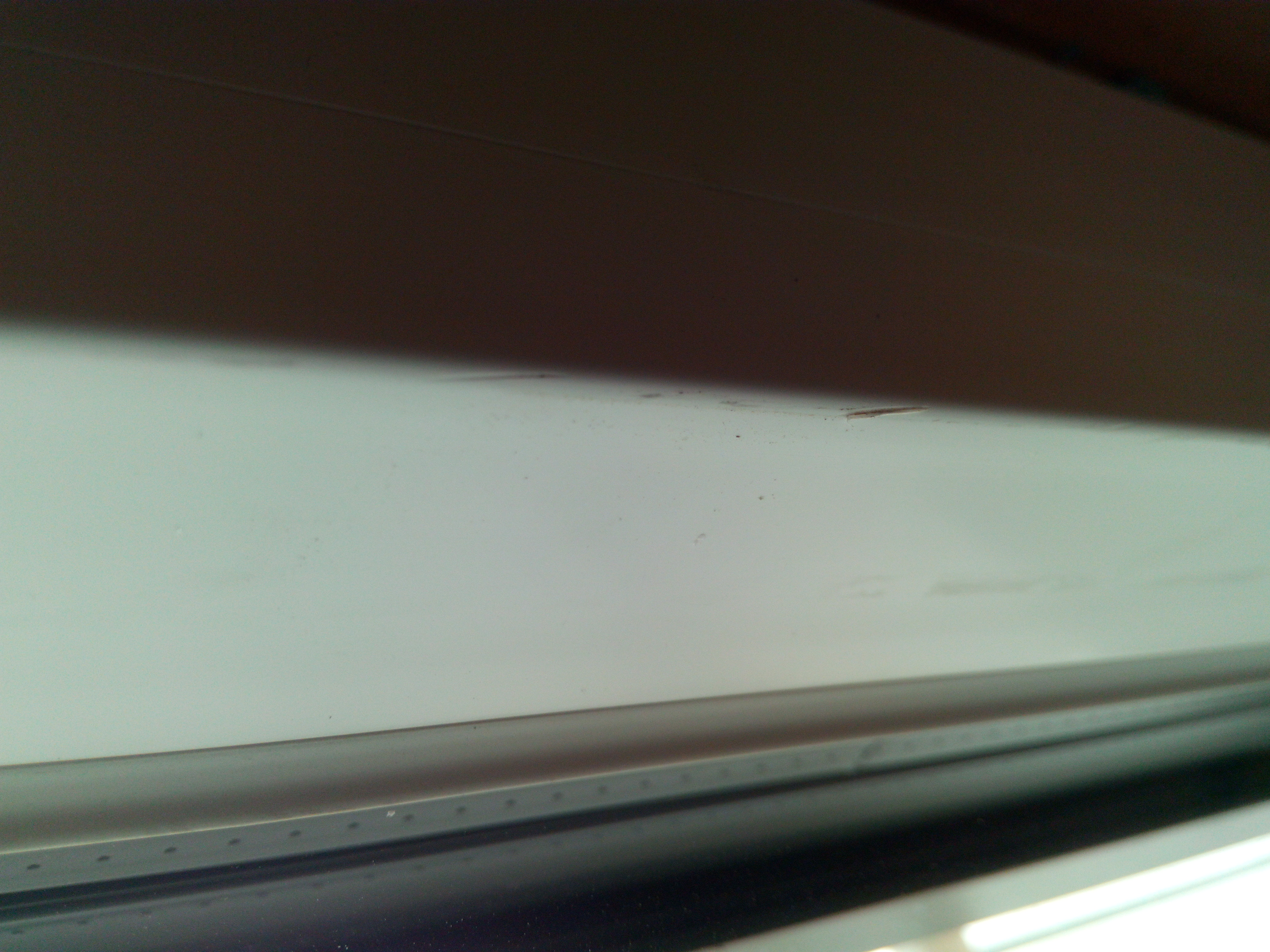 fast-an-jedem-fenster-kratzer-was-ist-da-normal-205396-5.jpg