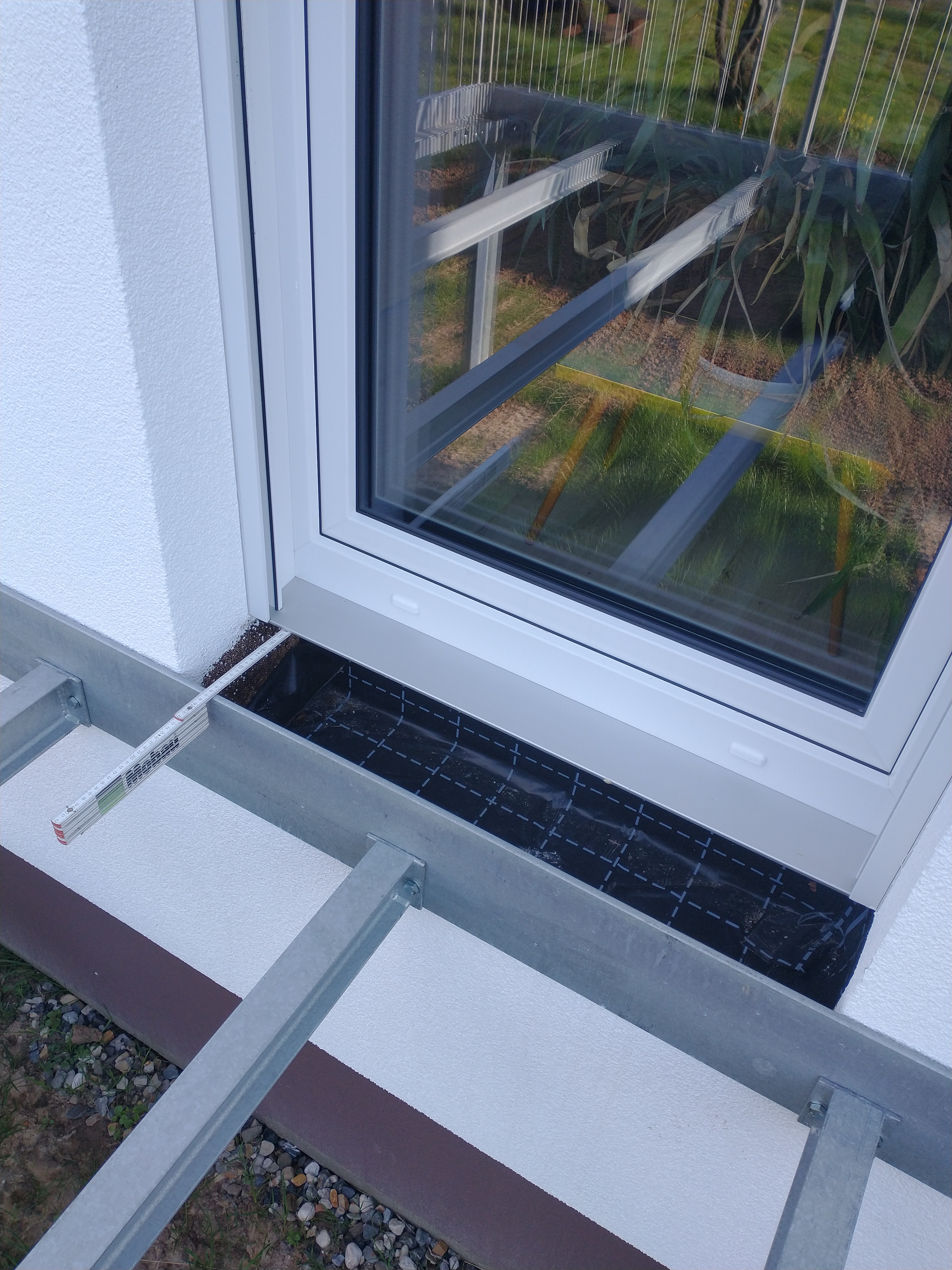 fenster-aussenansicht-pvc-rahmen-montage-konstruktion-metallrahmen.jpg